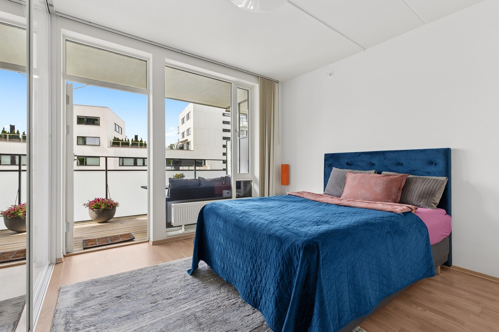 Leiligheten har totalt 3 soverom. Hovedsoverommet er romslig og lyst, med god plass til dobbeltseng og nattbord. Galleribilde