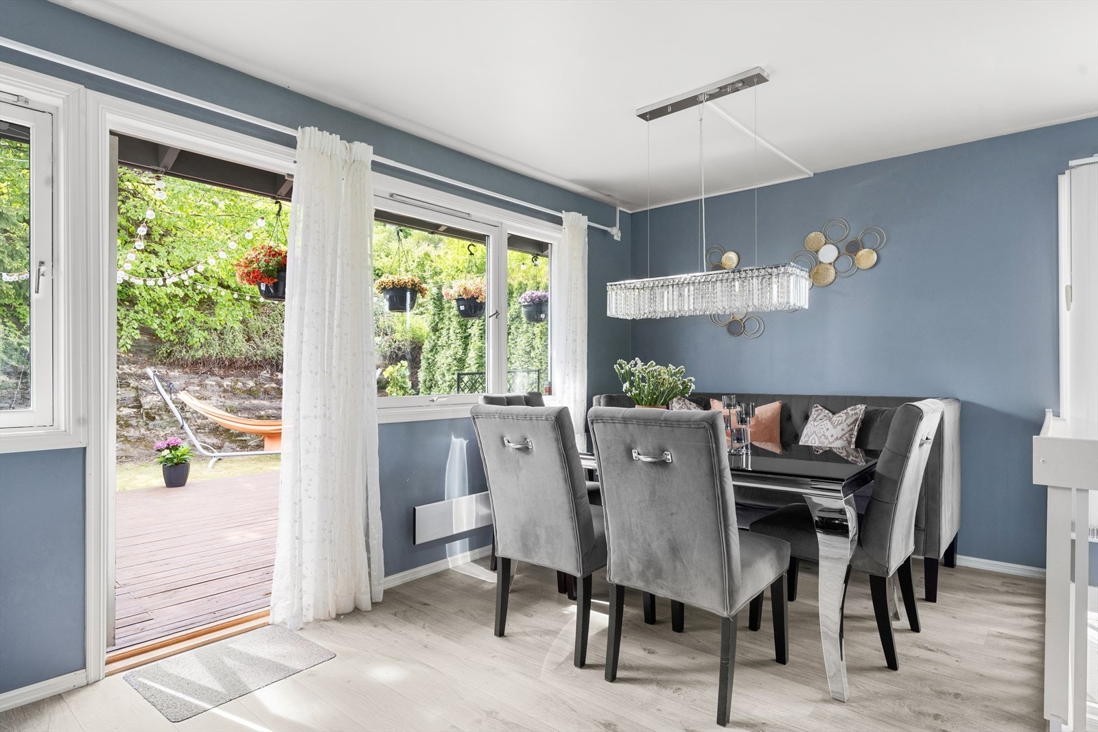 I stuen er det også plass til en stor spisestue. Galleribilde