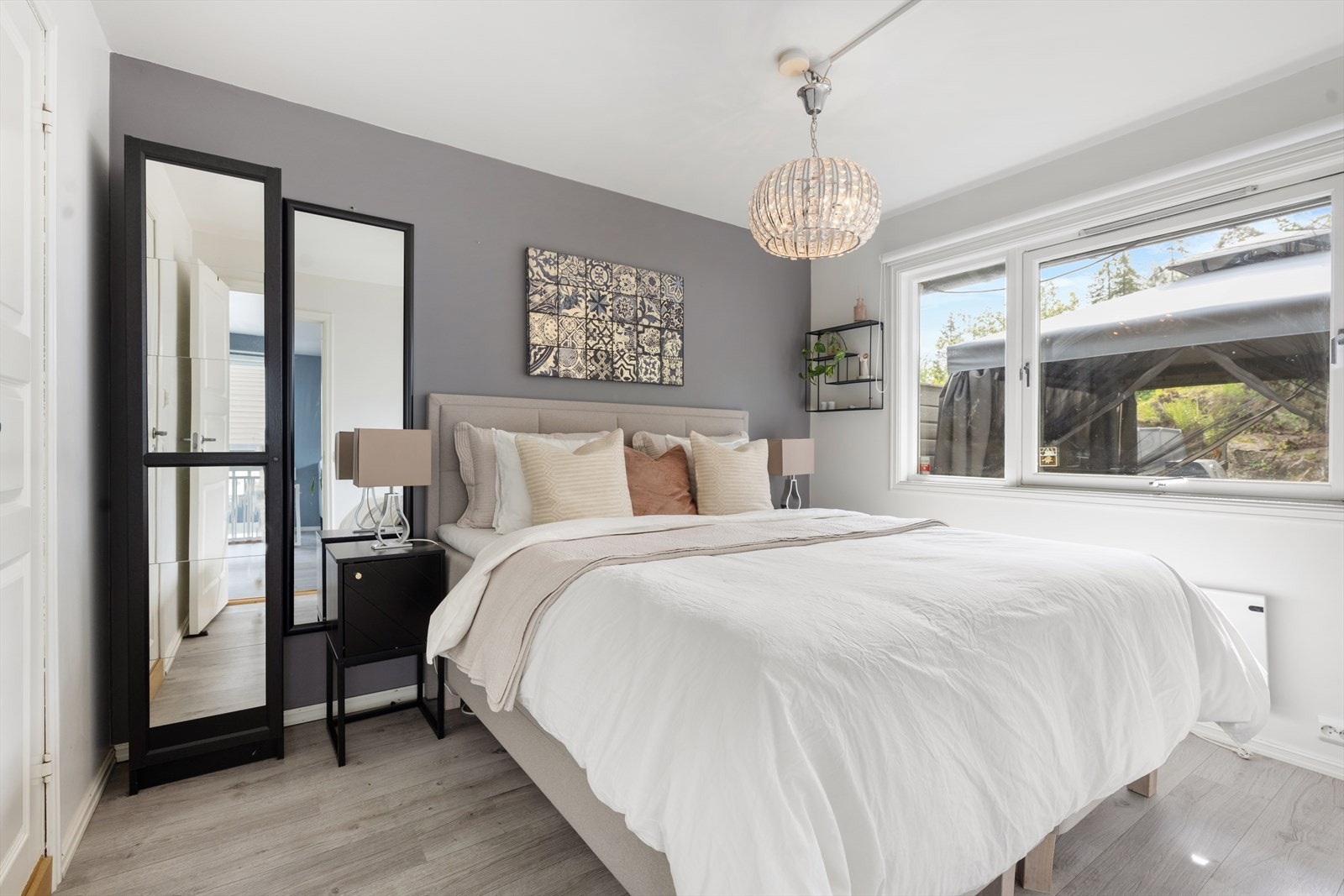 Hovedsoverommet god plass til dobbeltseng med tilhørende nattbord og garderobe. Fra soverommet er det også tilgang til badet. Galleribilde