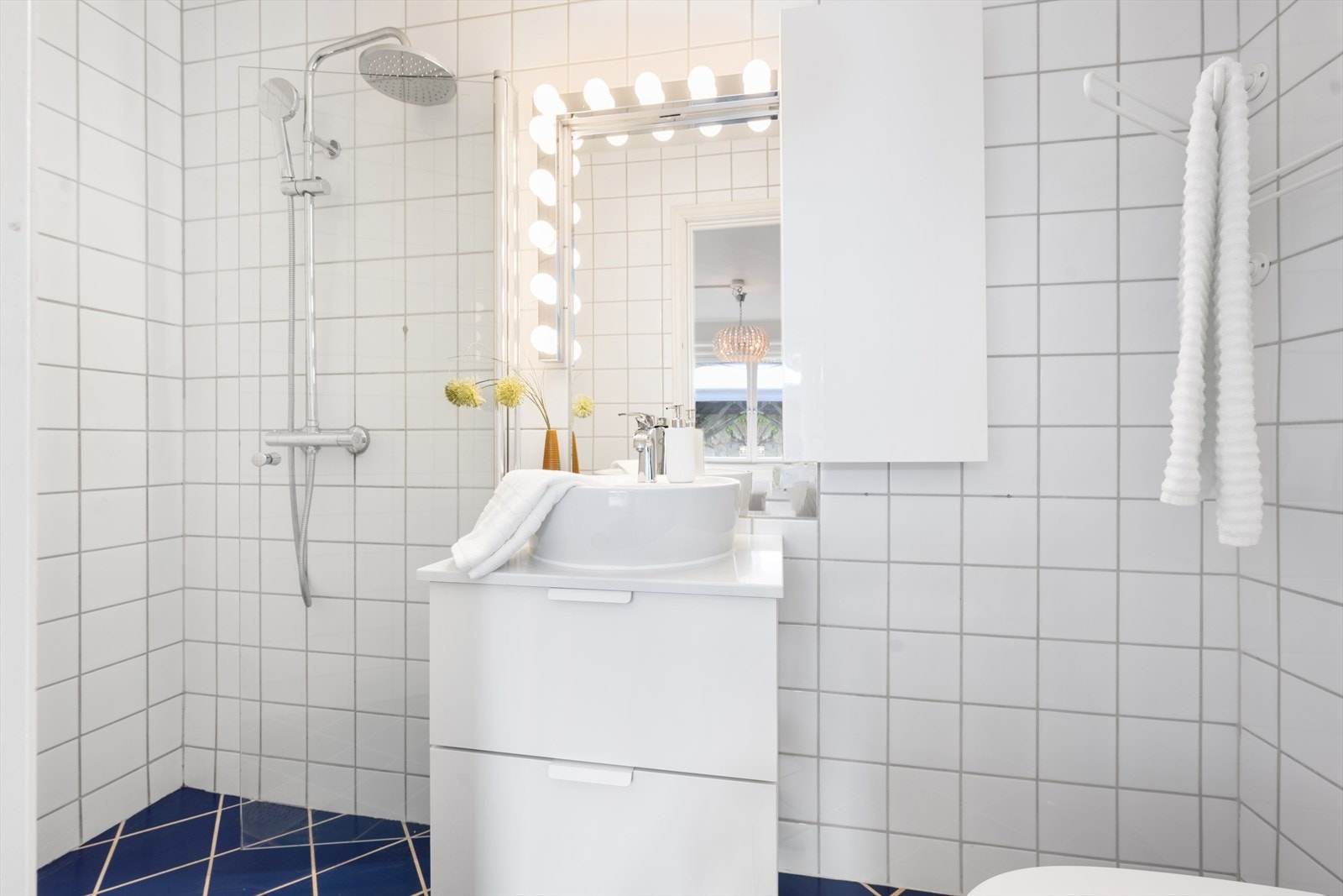 Badet i denne etasjen er innredet med dusj med innfellbare glassdører, toalett og servant i skuffeinnredning. Galleribilde