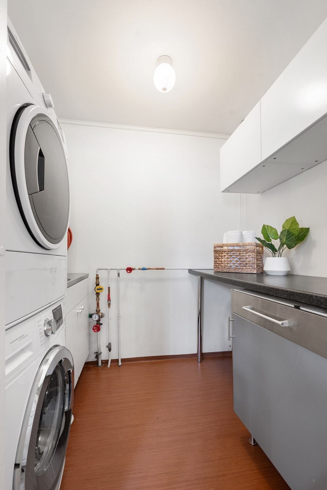 Vaskerom med opplegg for vaskemaskin og tørketrommel. Galleribilde