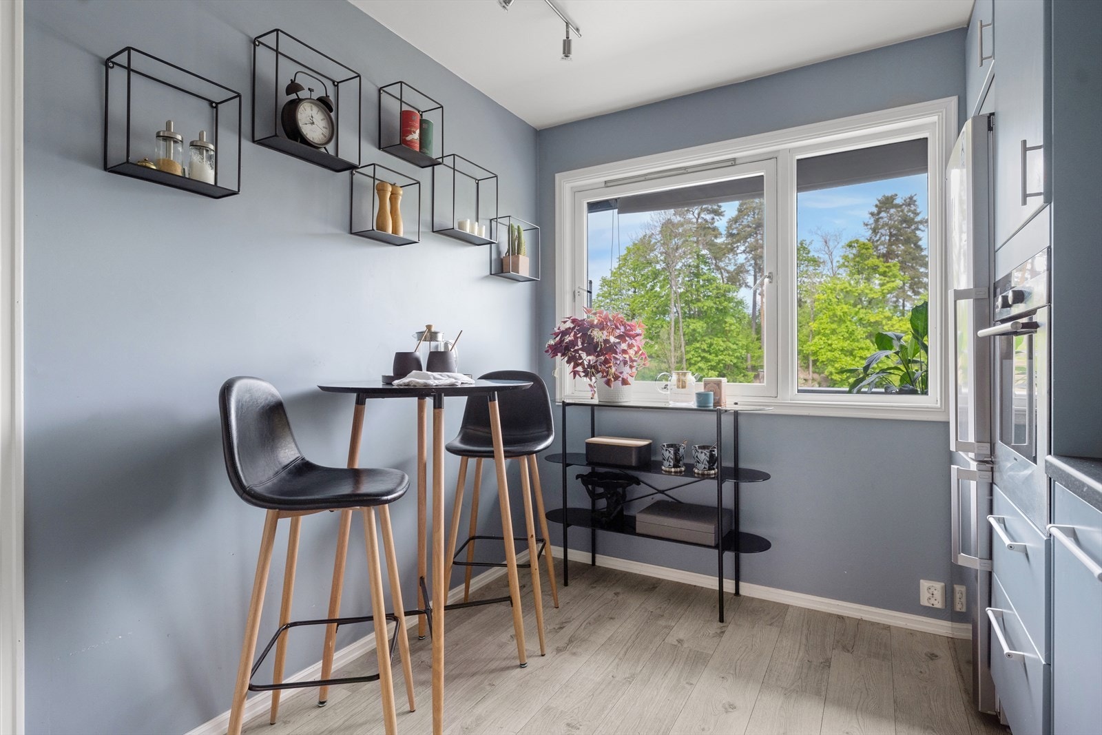 Det er plass til frokostbord på kjøkkenet - perfekt til frokost eller de raske hverdagsmiddagene. Galleribilde