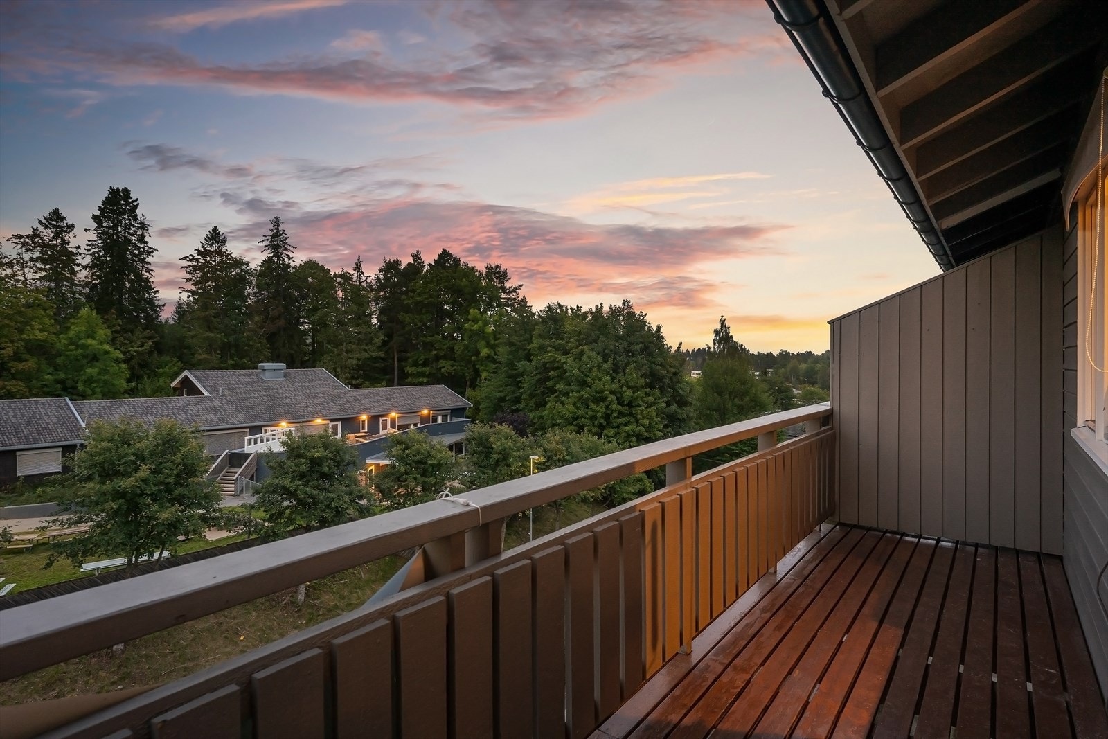 Utenfor kjøkkenet og stuen ligger denne solrike balkongen. Her er det sol på ettermiddagen og kveldene. Rett over veien ligger Holmen barnehage. Galleribilde