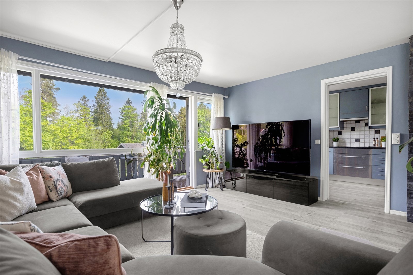 I ene enden av stuen er det utgang til balkong og i andre enden er det utgang til markterrasse og hage. Galleribilde