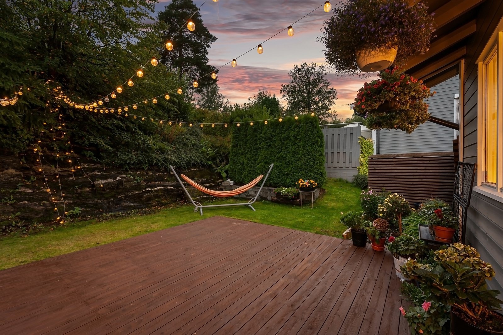 Fra eiendommen er det adkomst til fellesområde med bl.a. flott lekeområde og fotballbane som ligger på oversiden/Baksiden av eiendommen. Galleribilde