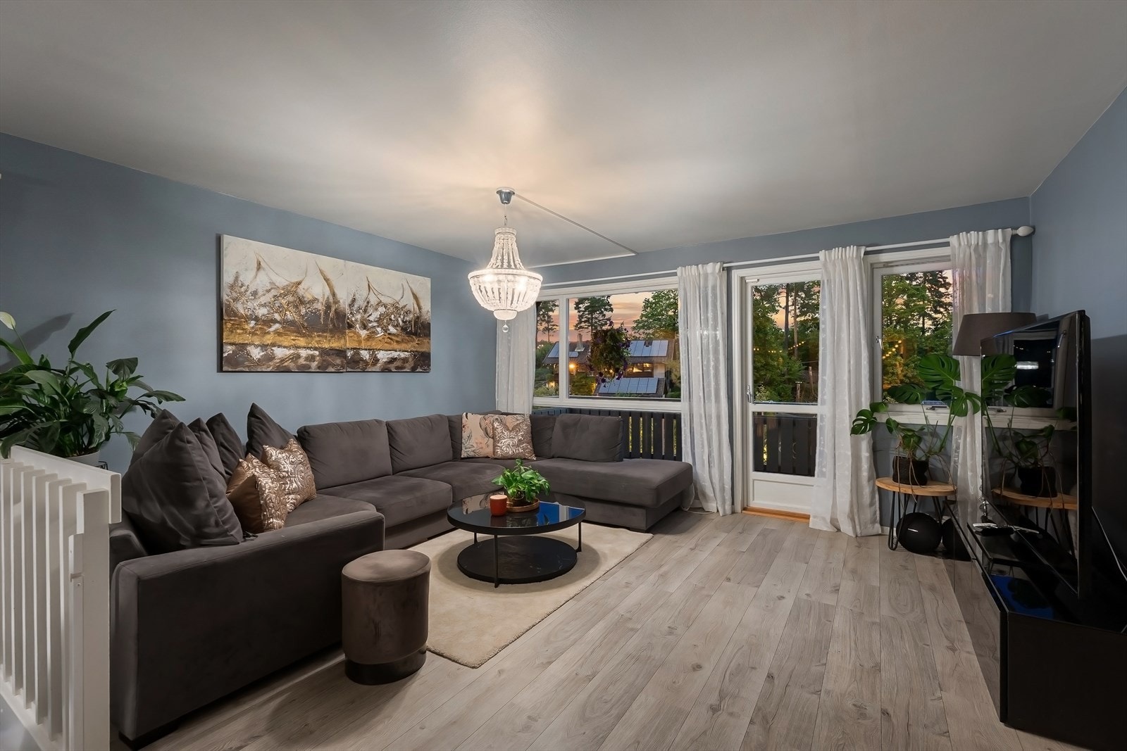 Stuen i 2.etasje oppleves lys og luftig med vindusflater på tre sider. Galleribilde