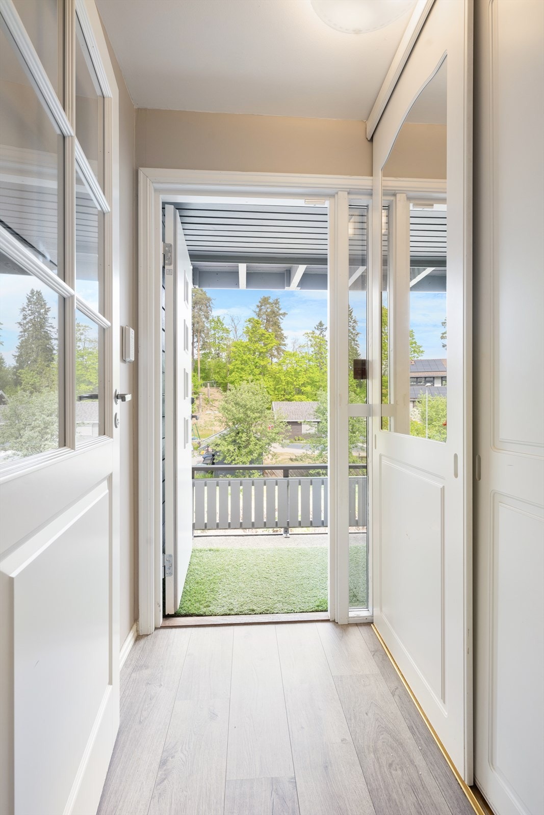 Velkommen inn! I entréen er det stor skyvedørsgarderobe for yttertøy og sko. Galleribilde