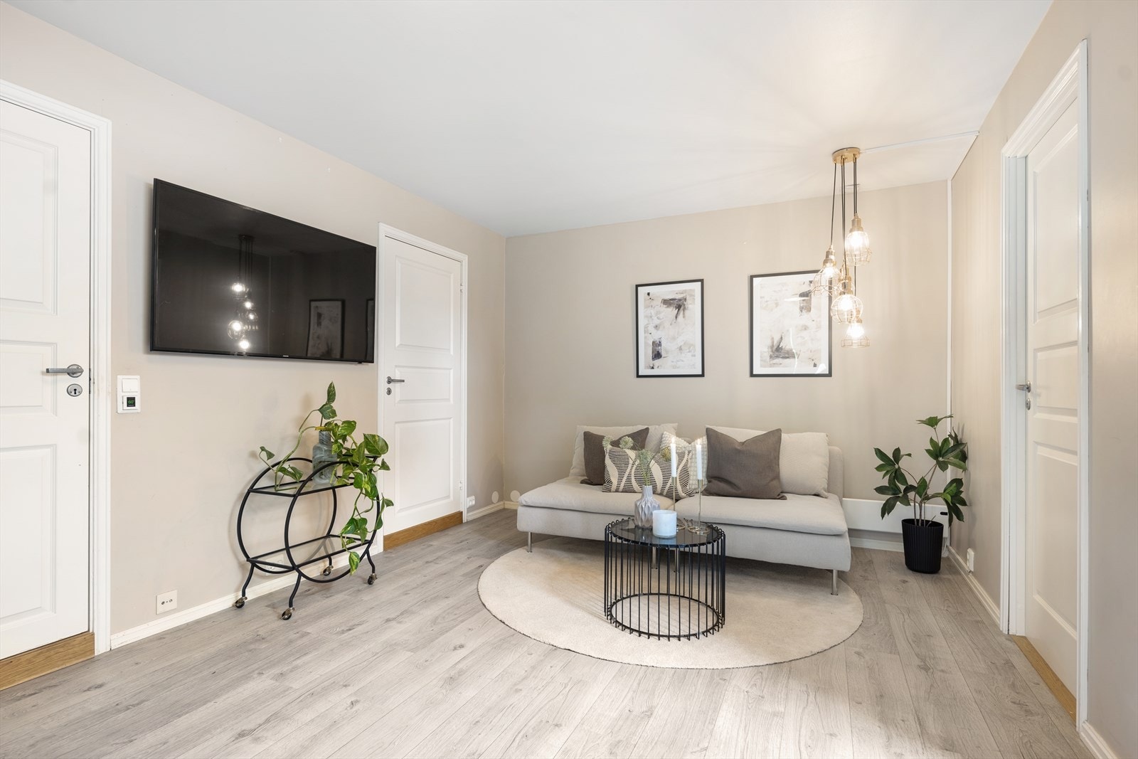 I hallen nede er det plass til en TVkrok eller annen møblering etter ønske og behov. Galleribilde