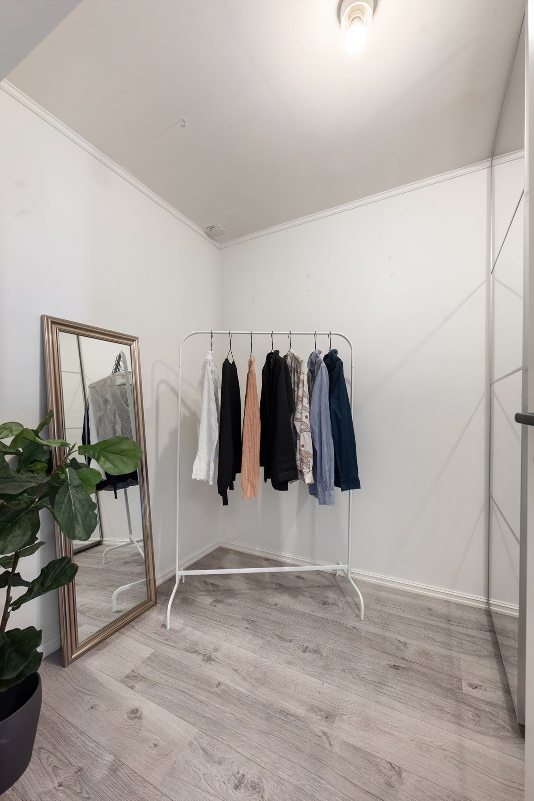 Boden er innredet med stor skyvedørsgarderobe for praktisk oppbevaring. Galleribilde