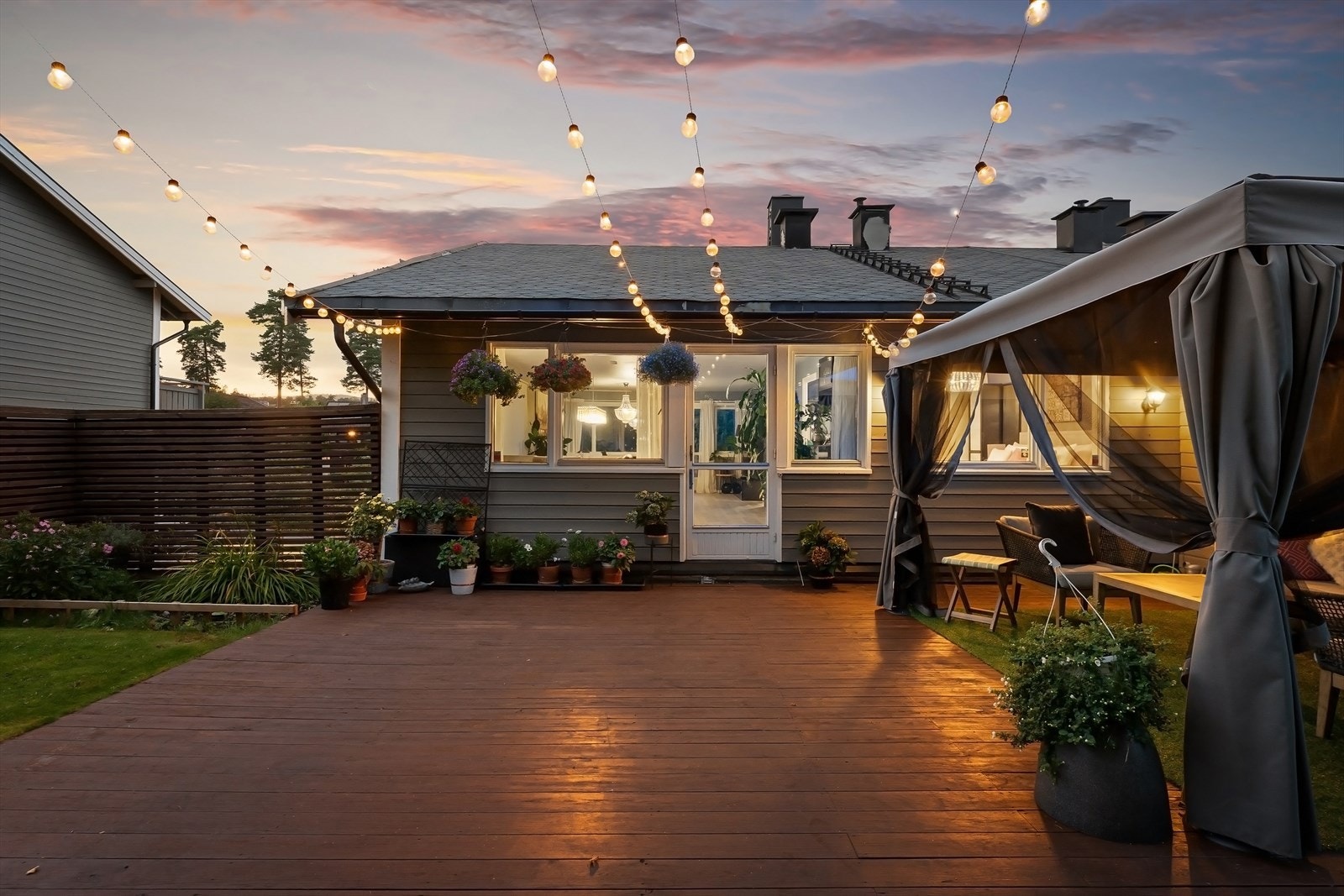 Hgen er pent opparbeidet med plen og busker. Sydvendt markterrasse på 24,0 kvm med gode solforhold og utgang til gressplen. Galleribilde