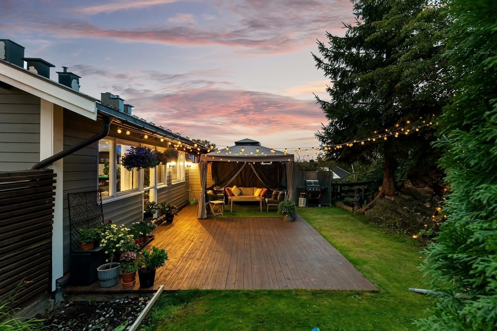 Dette er en attraktiv halvpart tomannsbolig med solrike uteplasser og barnevennlig beliggenhet. Galleribilde