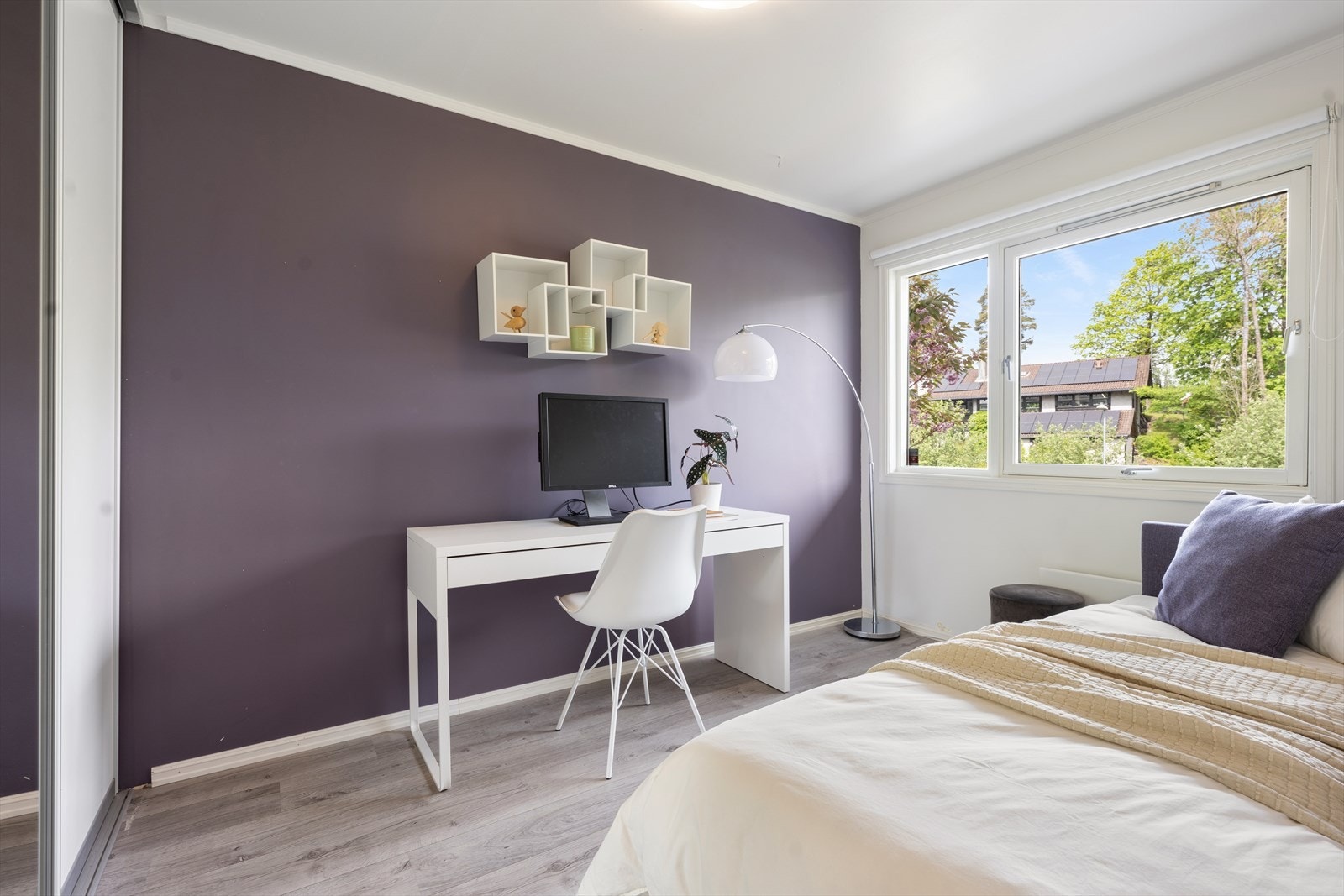 Det andre soverommet i 1.etasje har også god plass til møblering med seng, nattbord skrivepult eller leker i tillegg til stor skyvedørsgarderobe. Galleribilde