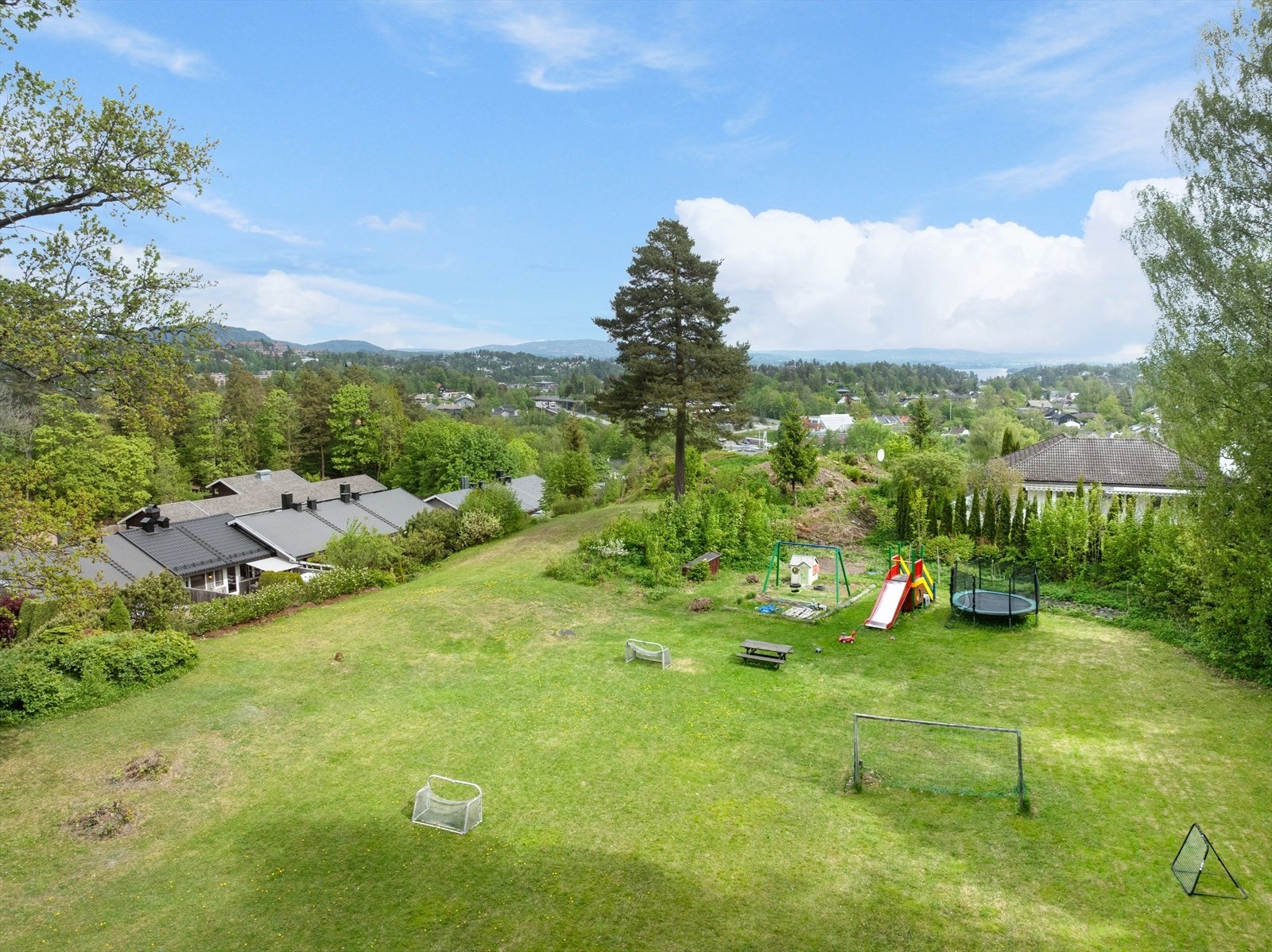 Friområde rett bak boligene med lekeplass og fotballløkke for aktive små og store. Galleribilde