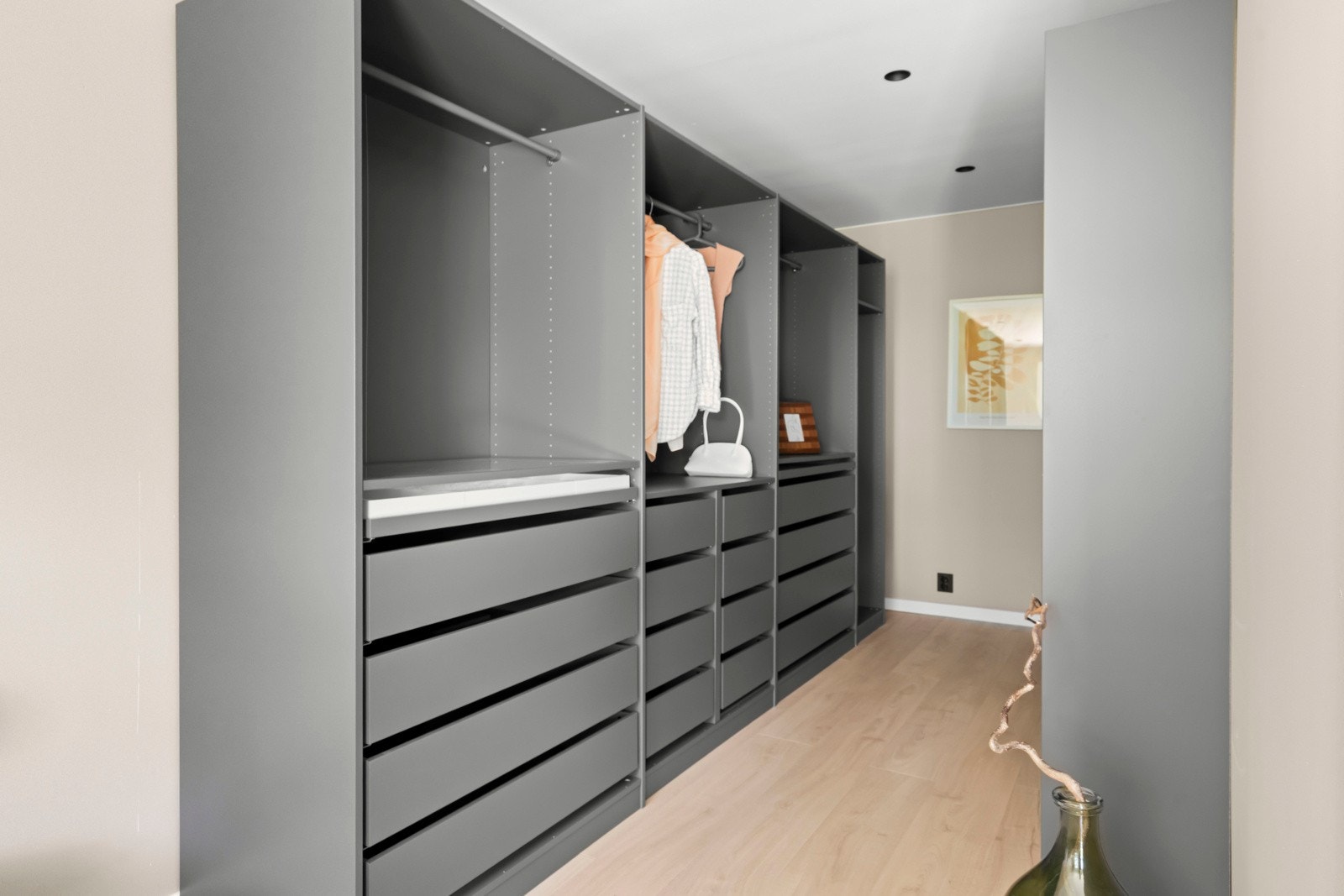 Som en ekstra luksus i hverdagen, så er hovedsoverommet tilknyttet walk-in garderobe. Galleribilde