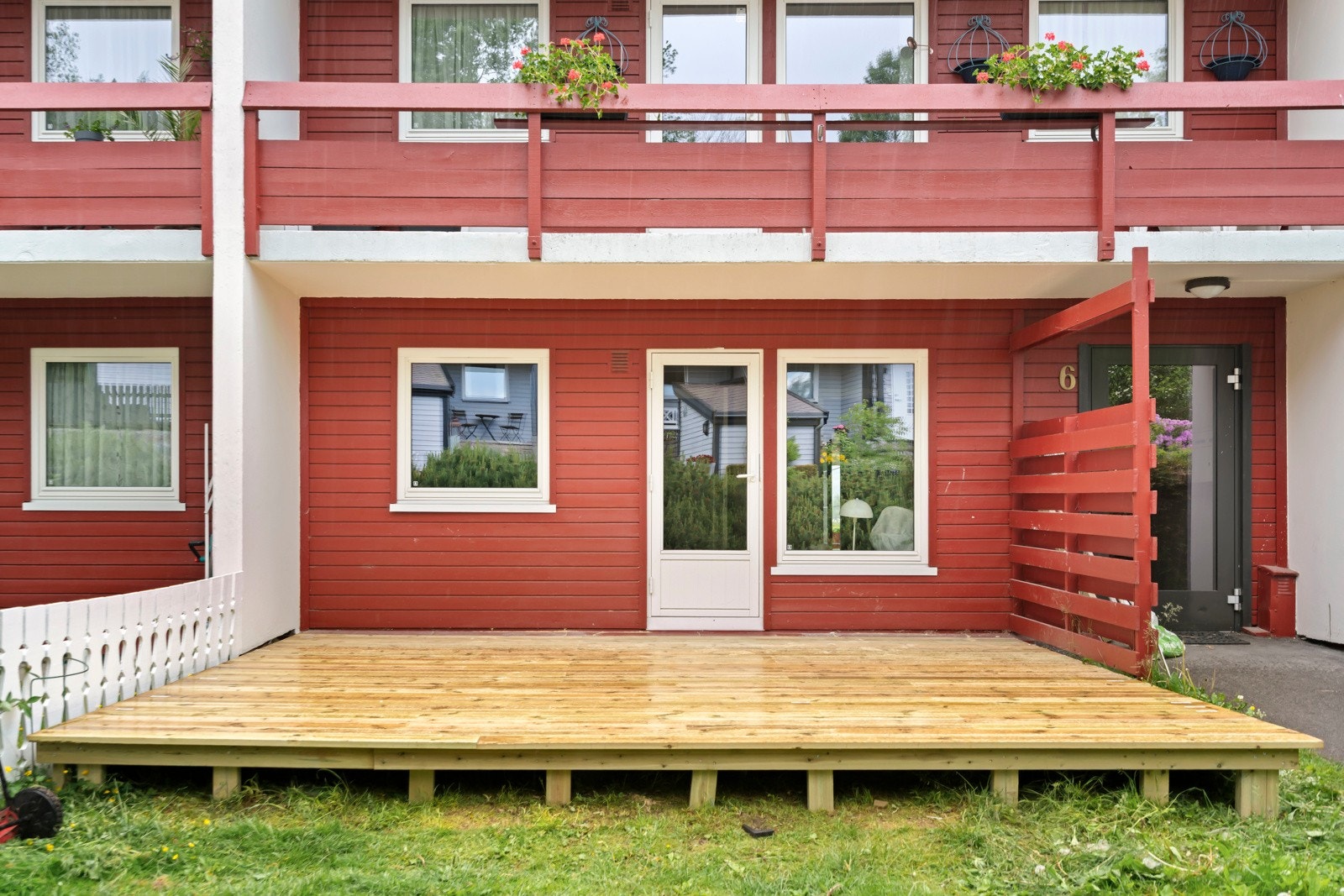 Leiligheten har optimale solforhold, med markterrasse mot øst og terrasse mot vest. Galleribilde