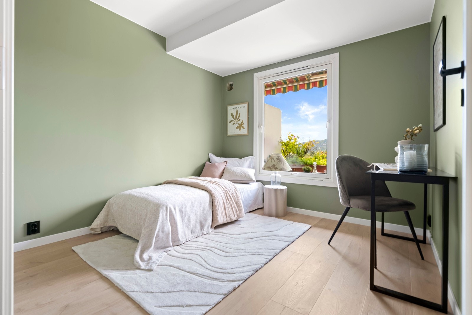 Soverom III vender mot terrassen. Her er det god plass til seng, skrivebord og oppbevaringsløsninger - perfekt som barnerom, gjesterom eller hjemmekontor. Galleribilde