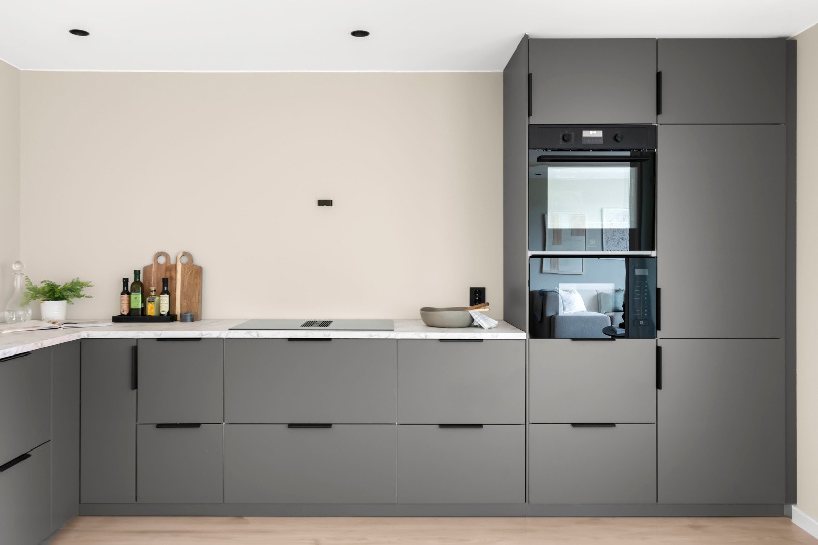 Løsningen er moderne og plassbesparende, med innredning fra IKEA i mørke, matte fronter. Galleribilde