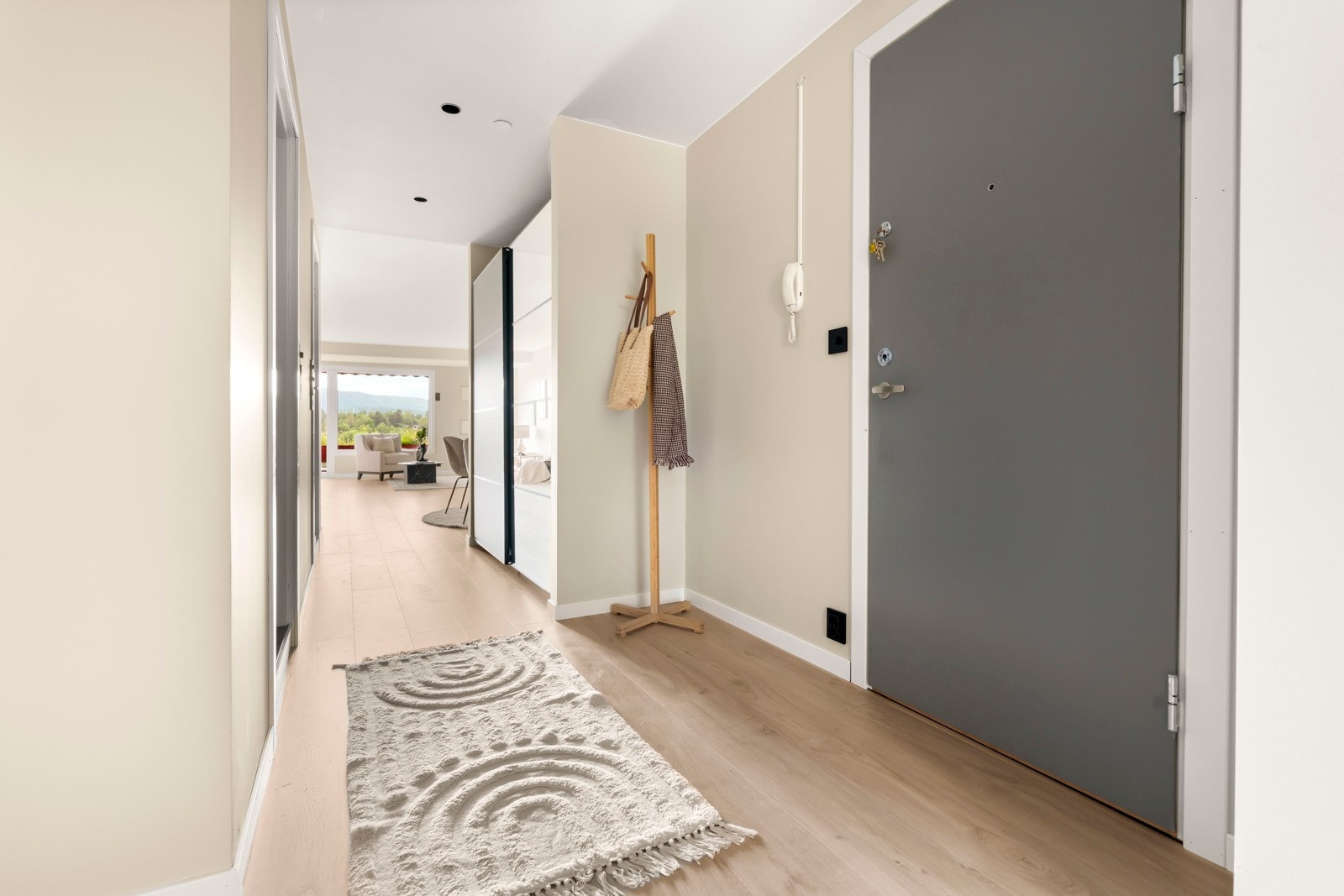 Lys og innbydende entré med gode oppbevaringsmuligheter. Det elektriske anlegget ble oppusset i 2025 og det er en kjellerbod på ca. 6 m². Galleribilde