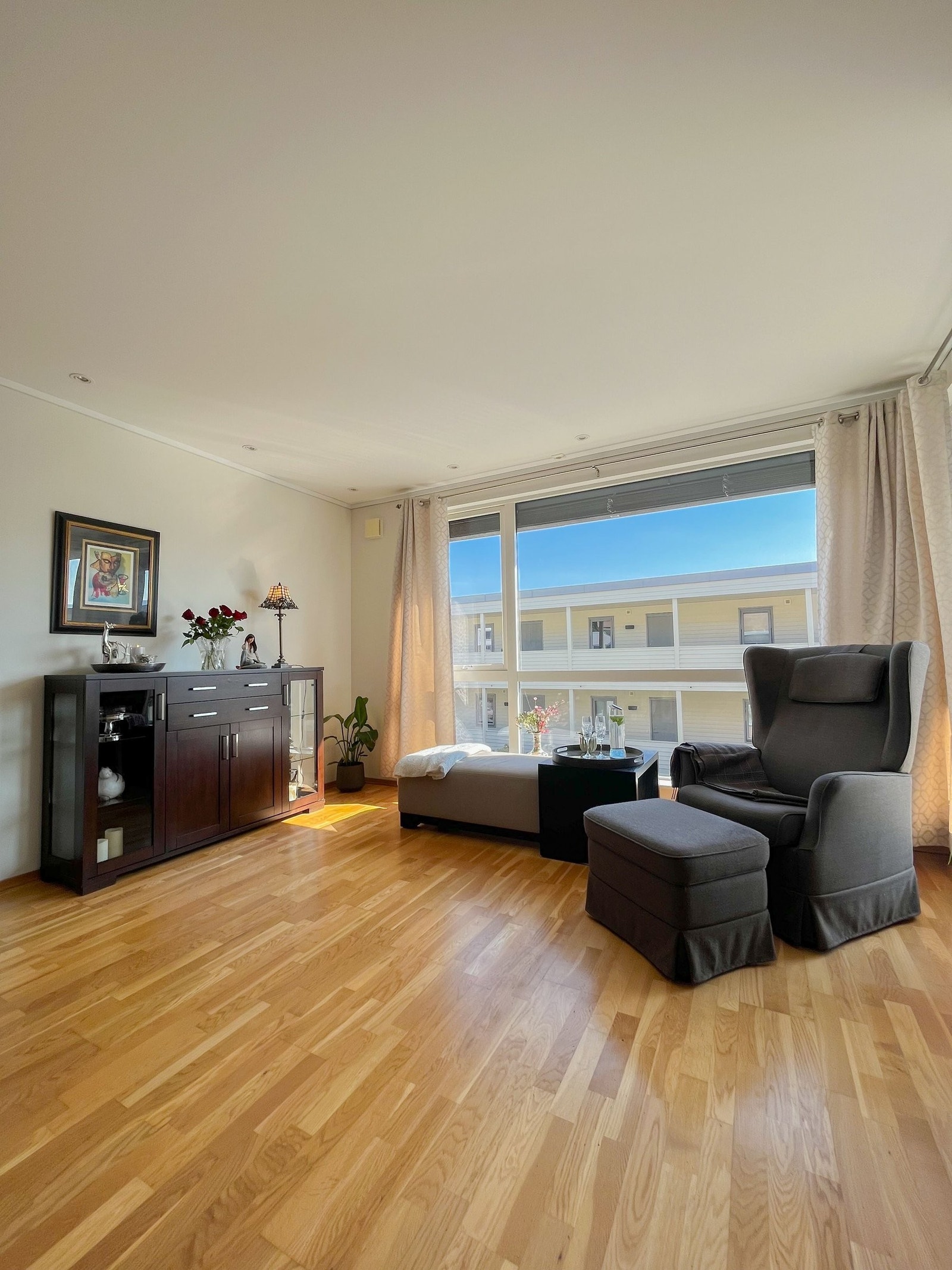 Stue med store vindusflater og utvendig solskjerming Galleribilde