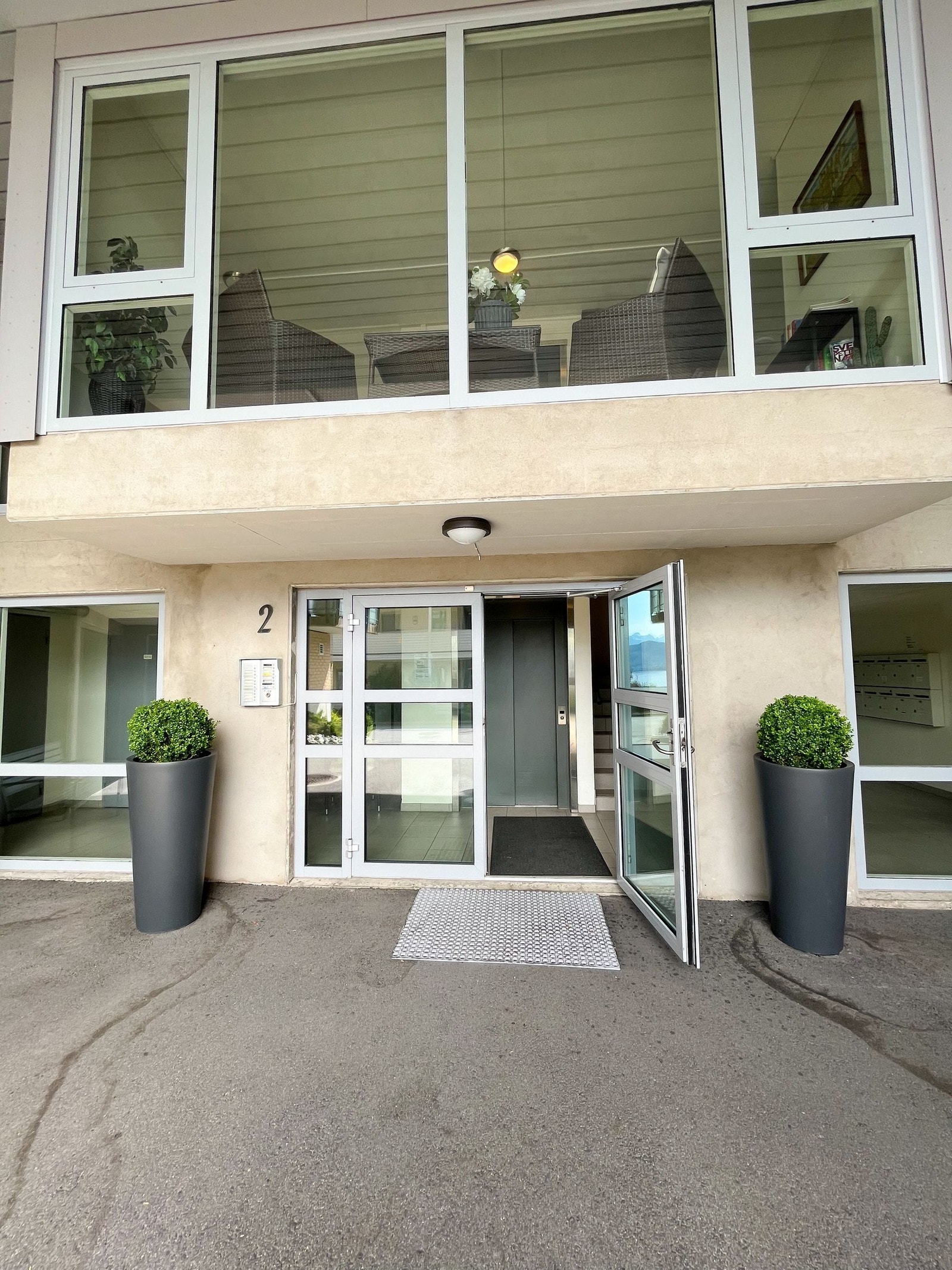 Hovedinngang med heis Galleribilde