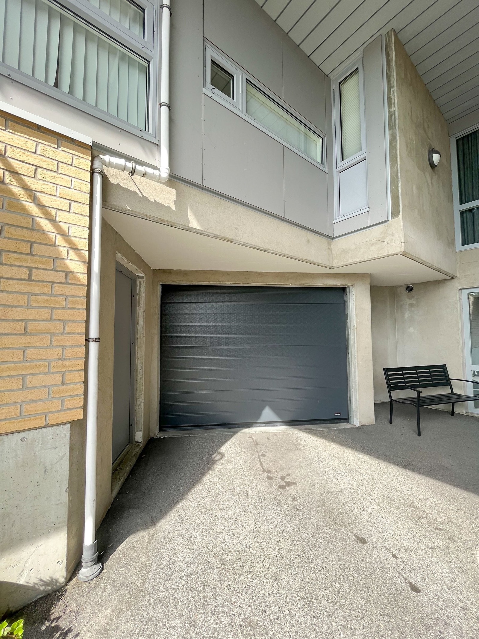 Garasjeanlegg i tilknytning til hovedinngang. I garasjeanlegget ligger også bod tilhørende boligen. Galleribilde