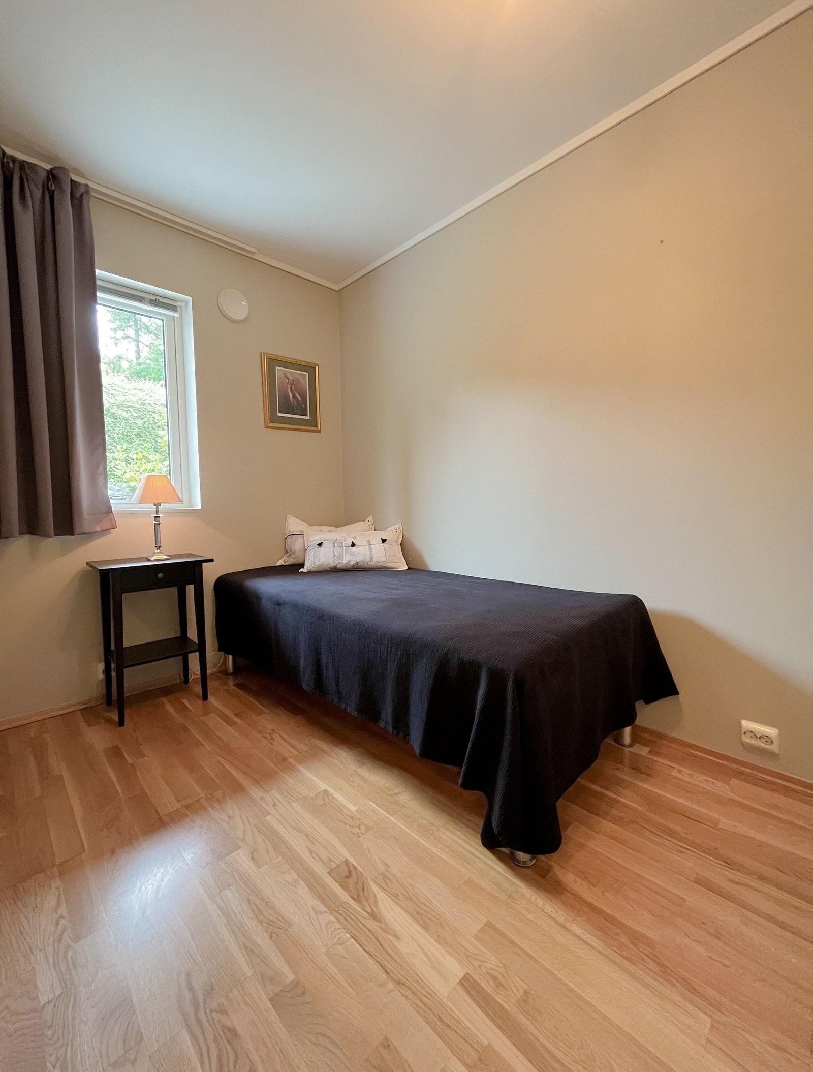 Det andre soverommet kan brukes som kontor så vel som soverom. Rommet benyttes i dag som gjesterom. Galleribilde