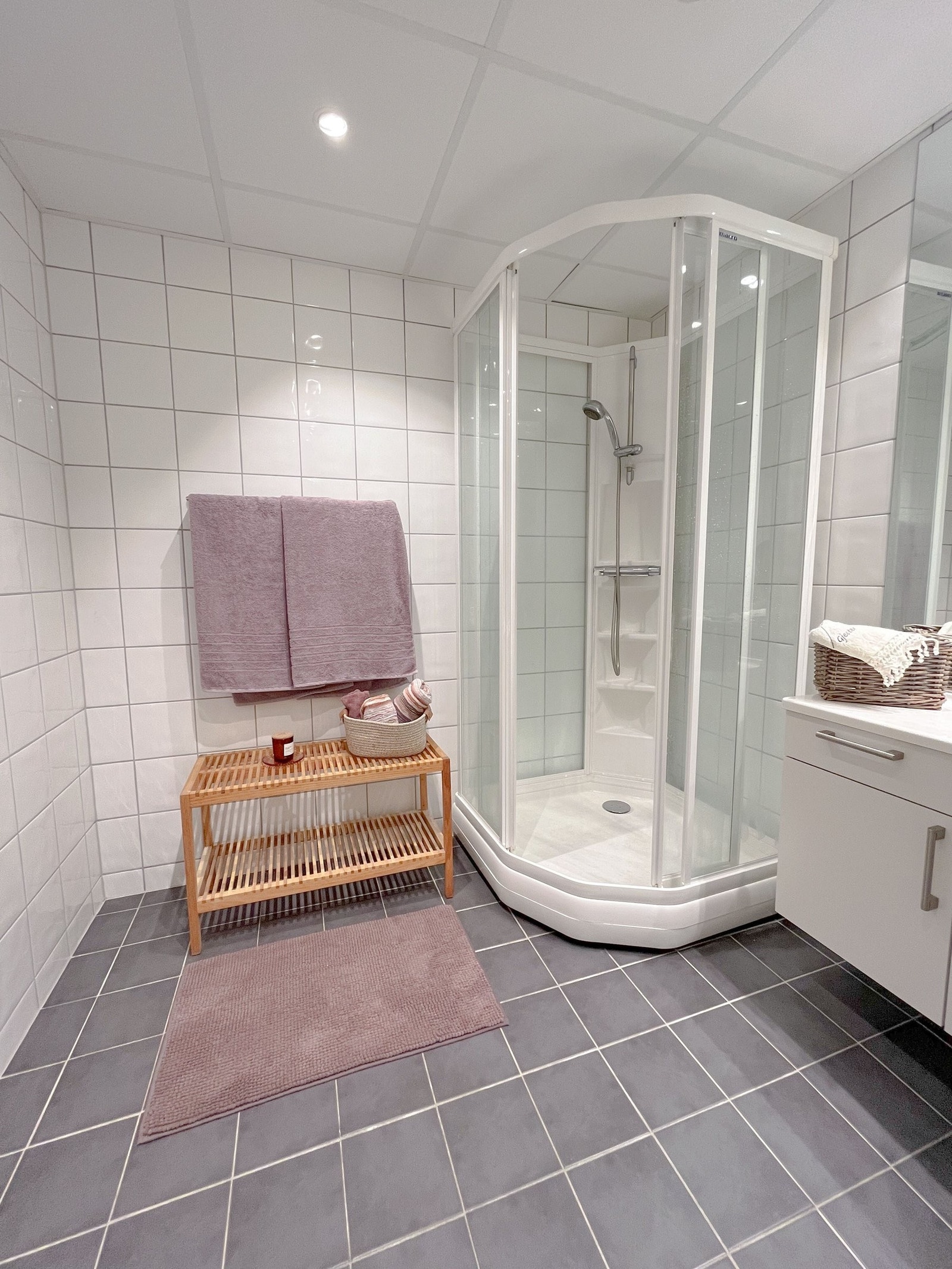 Badet er utstyrt med dusjkabinett Galleribilde