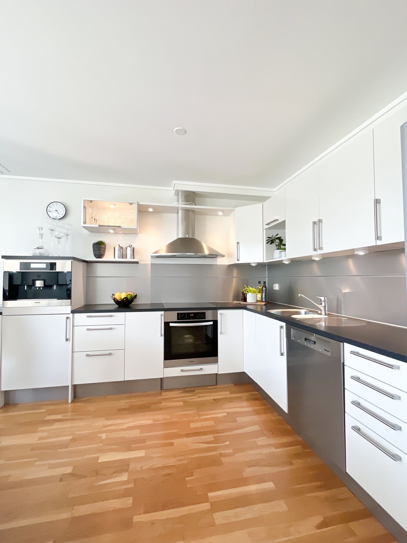 Kjøkkenet med integrerte hvitevarer levert av HTH Galleribilde