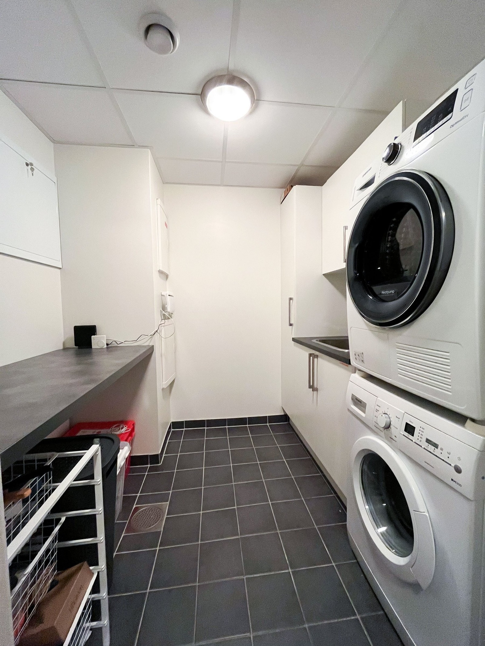 Vaskerom / teknisk rom med god plass til hvitevarer og benkeplass med utslagsvask Galleribilde
