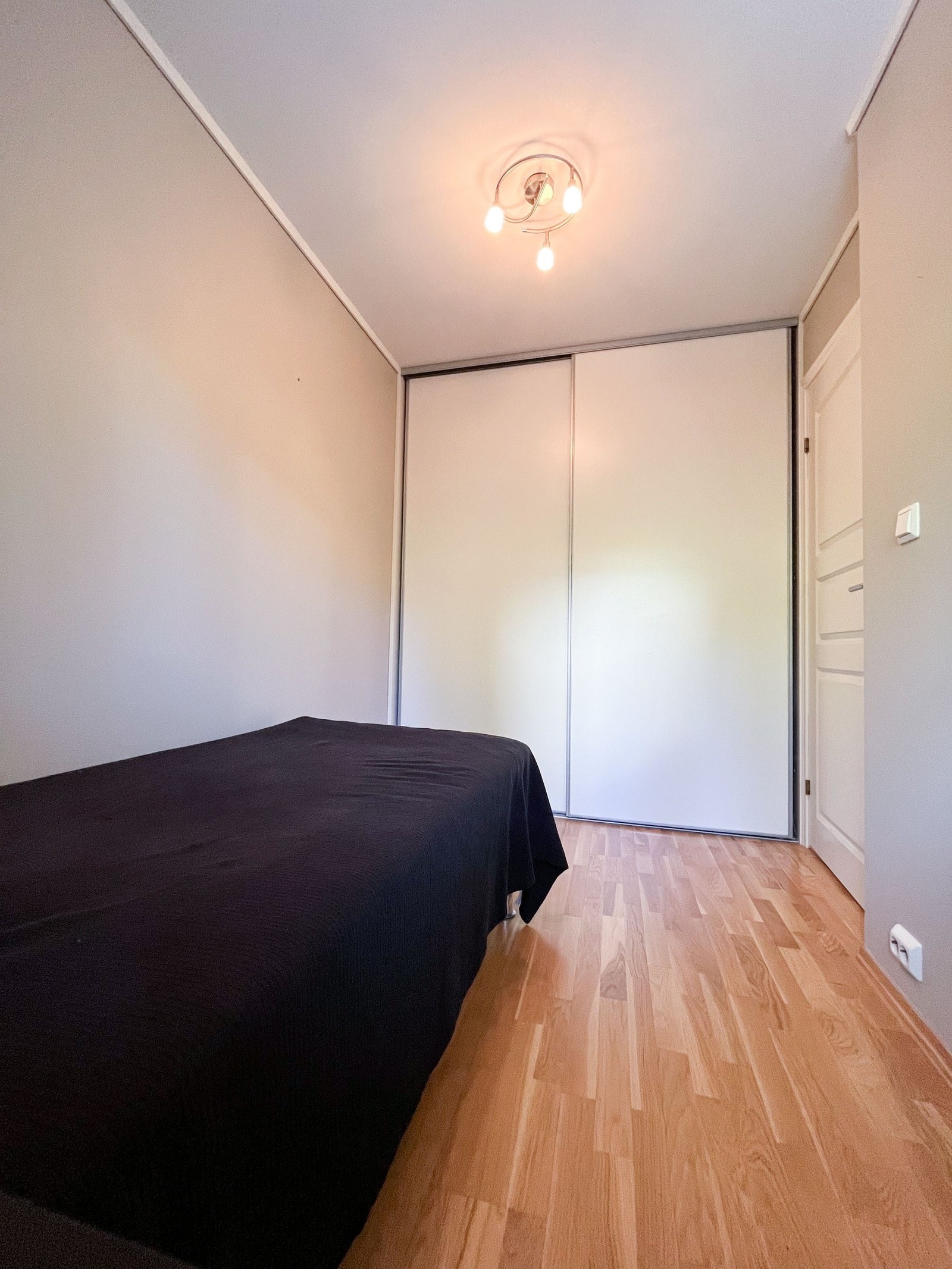 Også dette soverommet har skyvedørsgarderobe med god oppbevaringsplass Galleribilde