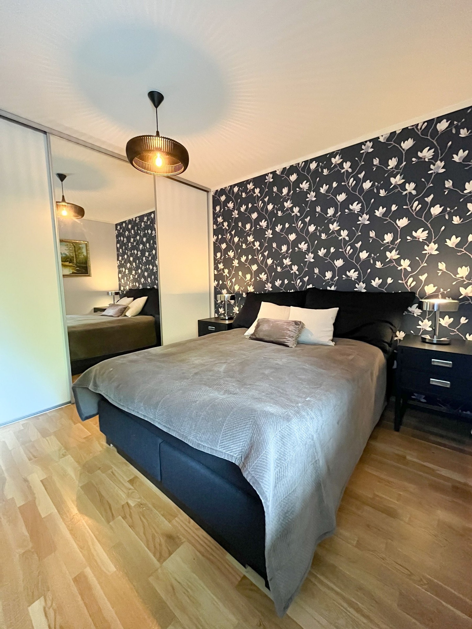 Hovedsoverommet har rikelig med oppbevaringsplass i skyvedørsgarderobe Galleribilde