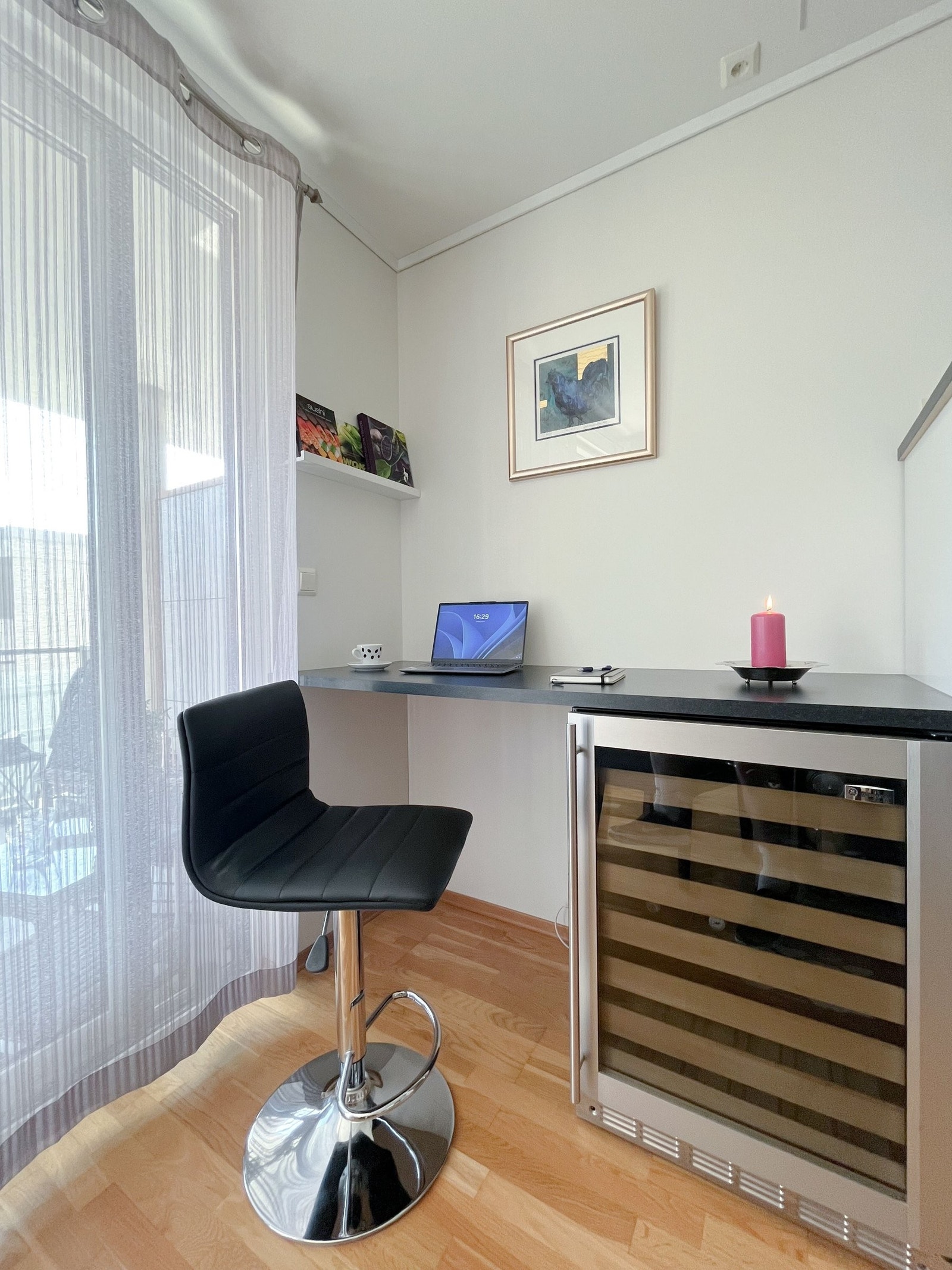 Kjøkkenkroken benyttes i dag som praktisk kontorpult. Under benkeplate er kjøkkenet utstyrt med integrert vinskap fra HTH. Galleribilde