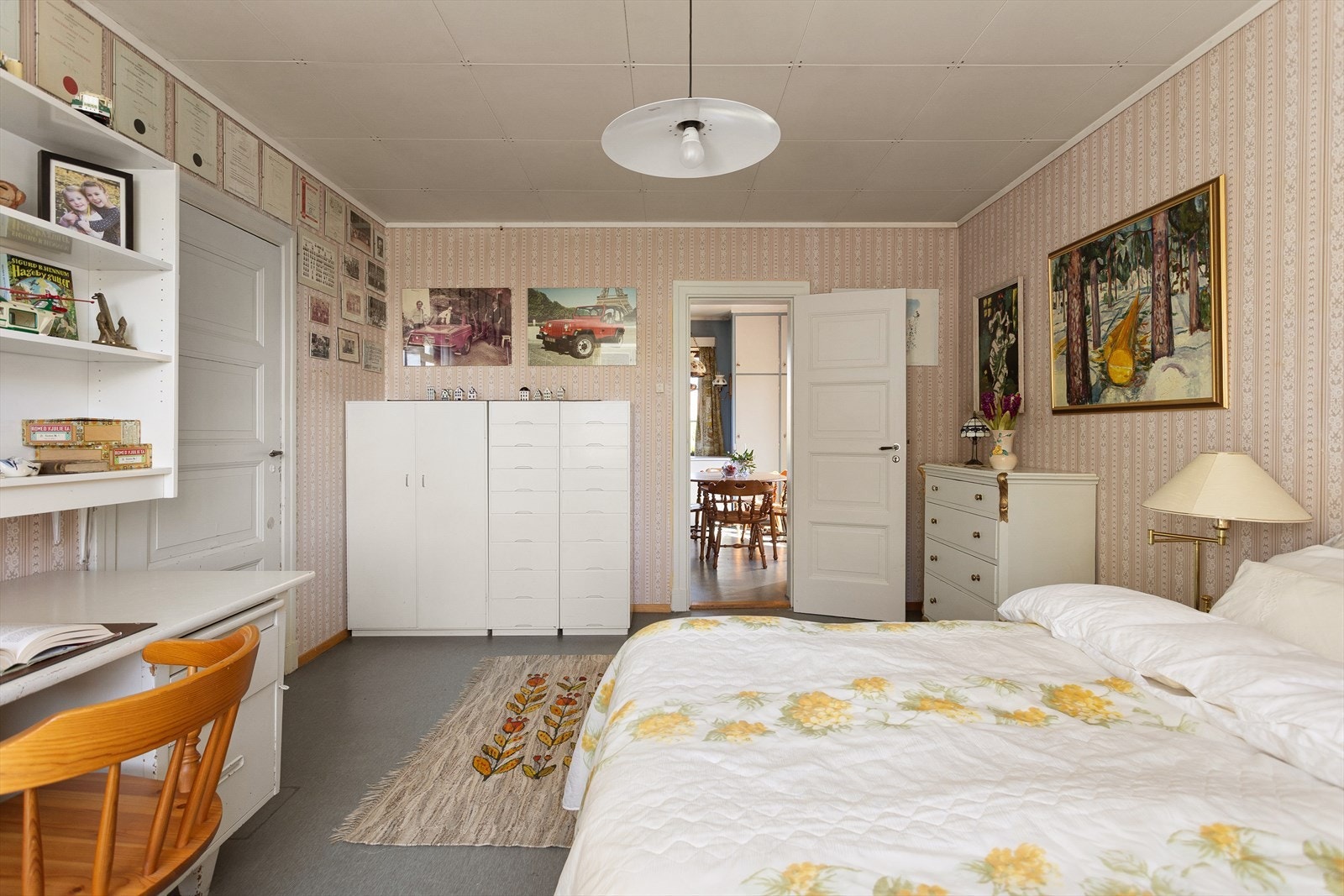 Det er plass til gode garderobeløsninger på soverommet som gir romslig plass til klær og tilbehør. Galleribilde