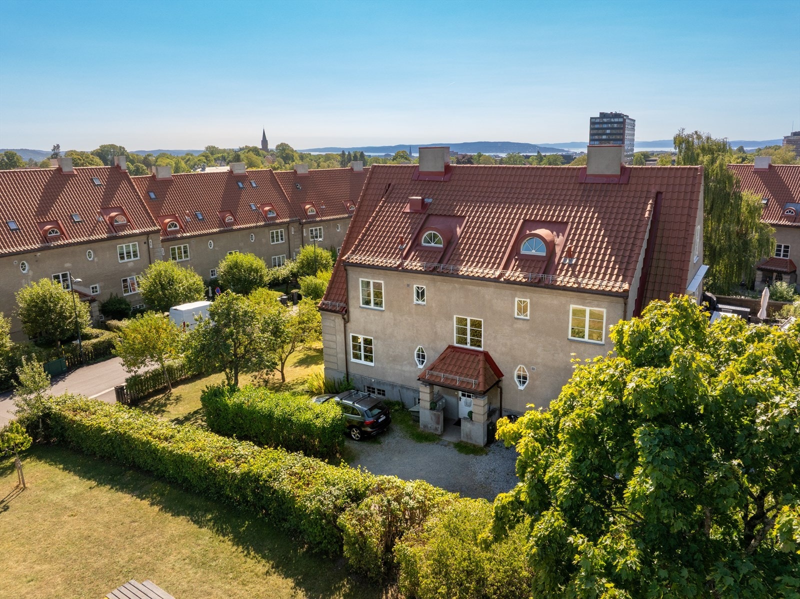 Velkommen til Eventyrveien 17! En sjarmerende leilighet med gode oppussingsmuligheter. Fantastisk beliggenhet i frodige og tilbaketrukne omgivelser i et barnevennlig boligområde i Ullevål Hageby. Galleribilde