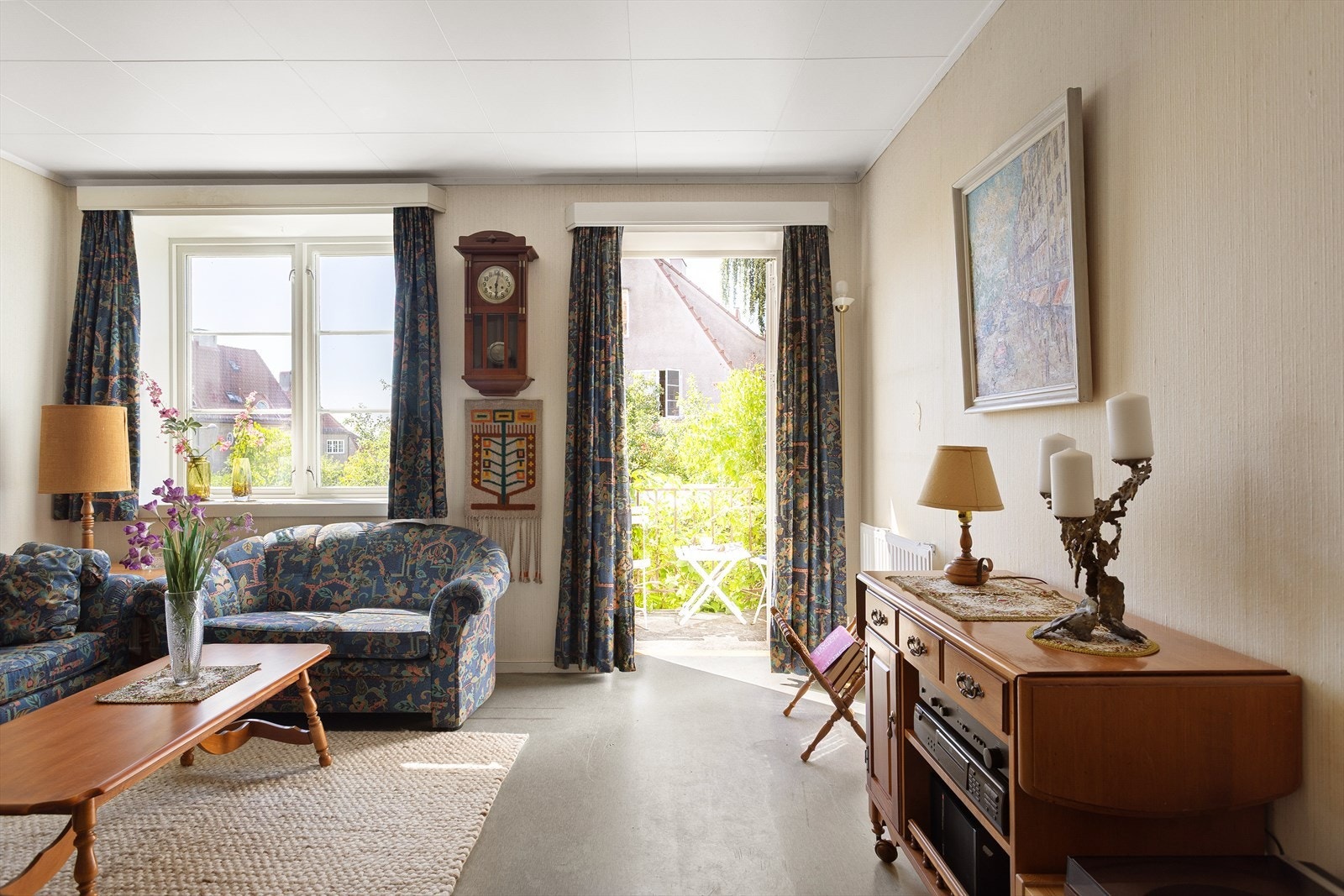 Fra stue er det direkte adkomst til sjarmerende hageparsell. Galleribilde