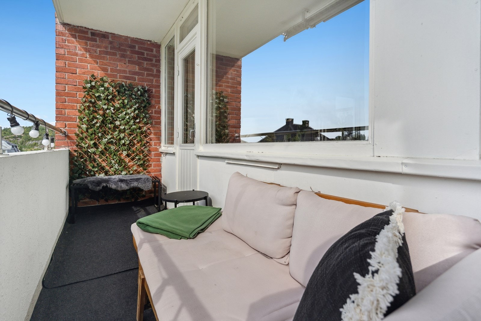 På balkongen har man sol hele ettermiddagen og til sent på kveld. Galleribilde