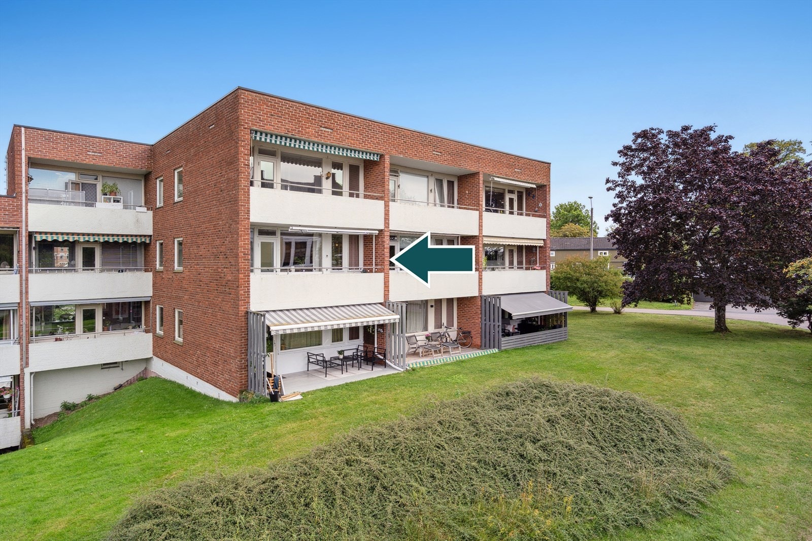 Leiligheten ligger i 2. etasje og har endebeliggenhet med vinduer i to himmelretninger. Galleribilde
