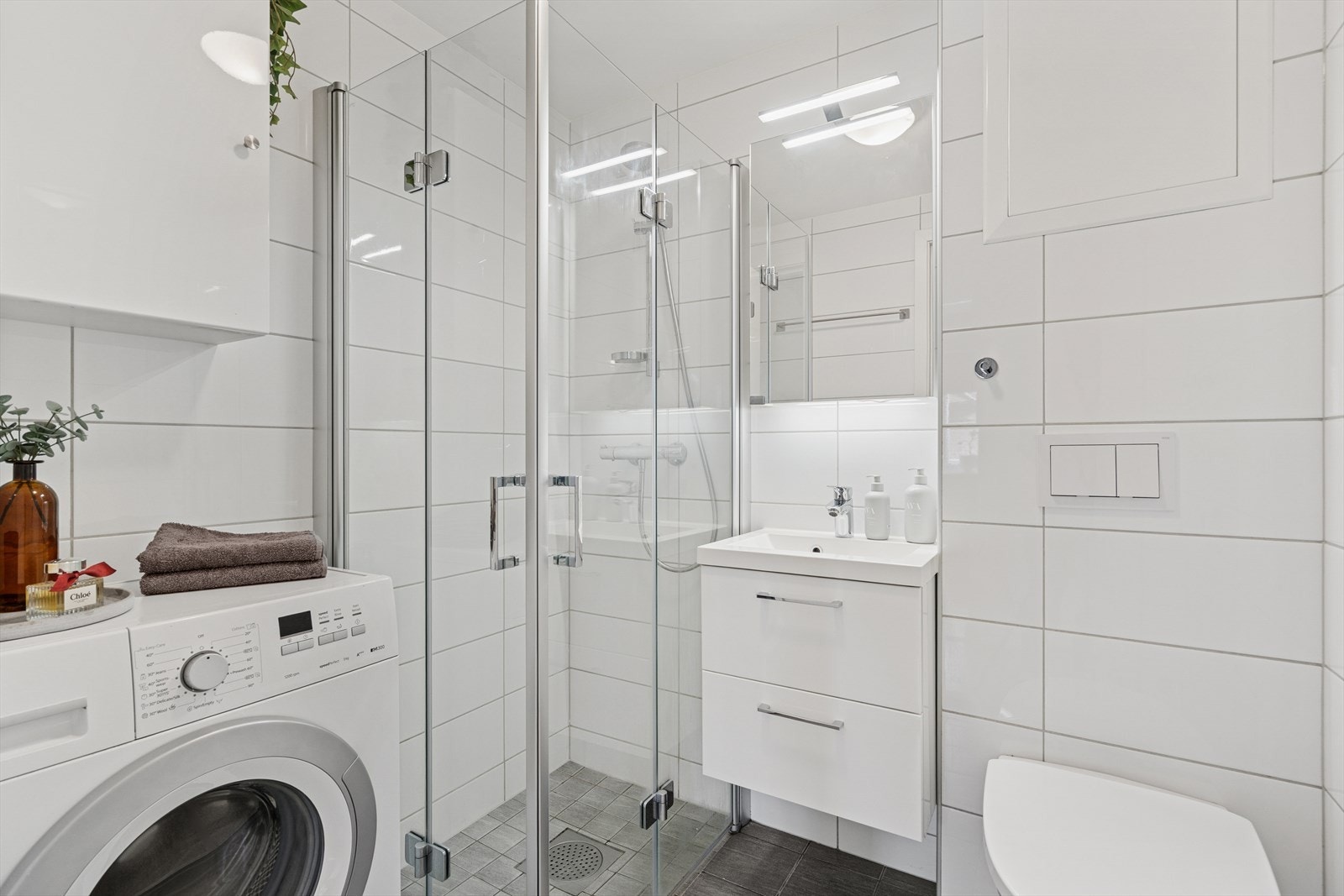 Badet er helt nytt i 2018 og har opplegg til vaskemaskin, varmekabler og elektrisk vifte. Galleribilde