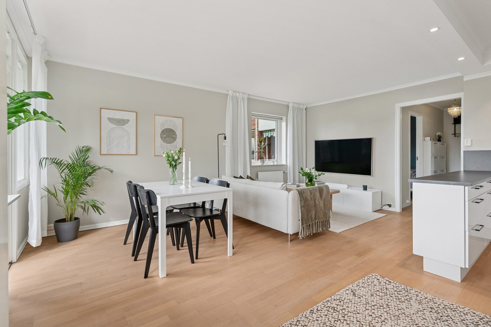 Rommet har en fin og åpen løsning som gir rom for flere møbleringsmuligheter. Galleribilde