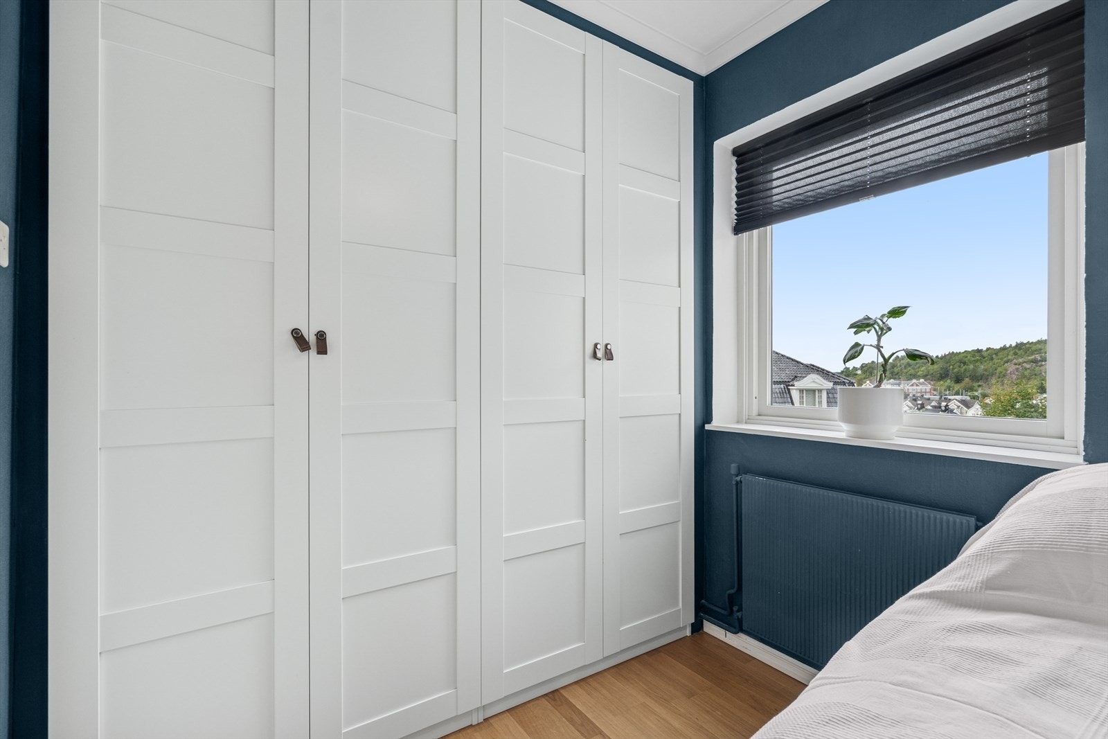 Dobbel garrderobe fra IKEA Pax utnytter plassen i rommet godt. Galleribilde