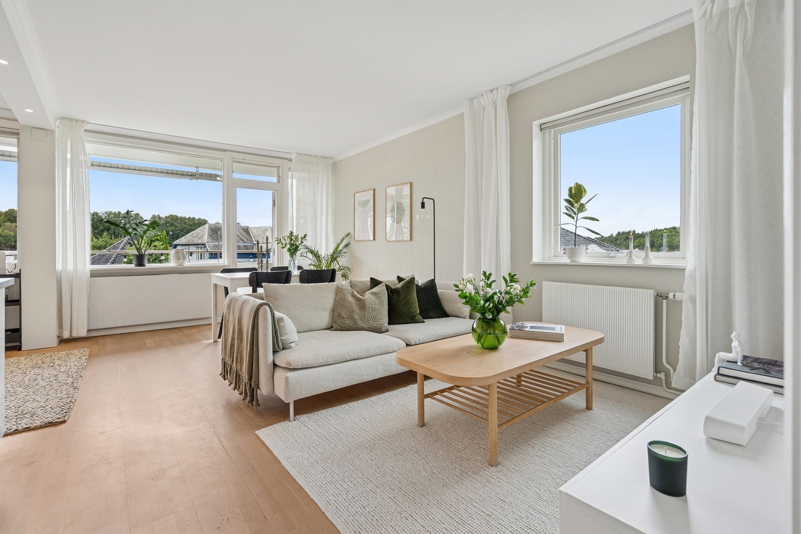 Store vindusflater slipper inn rikelig med dagslys, og den åpne løsningen mot kjøkkenet gir en luftig og sosial atmosfære. Galleribilde