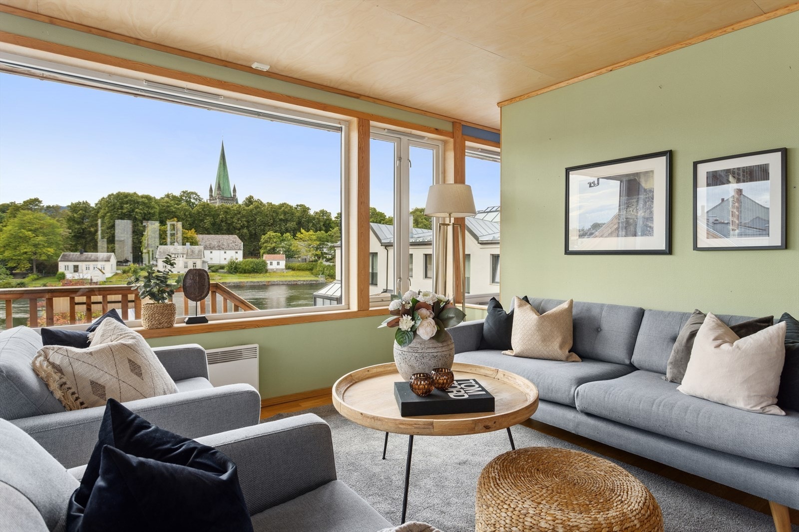 Hoveddelen byr på en gjennomtenkt planløsning med lyse og luftige oppholdsrom, og en fantastisk utsikt over Nidelva. Galleribilde