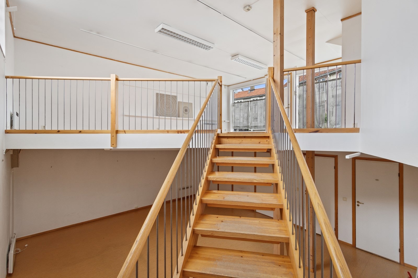 Har tidligere vært brukt som galleri, men egner seg også godt til atelier, kontor, showroom eller annen virksomhet. Driver man eget selskap er det jo naturligvis et storfint hjemmekontor også... Galleribilde
