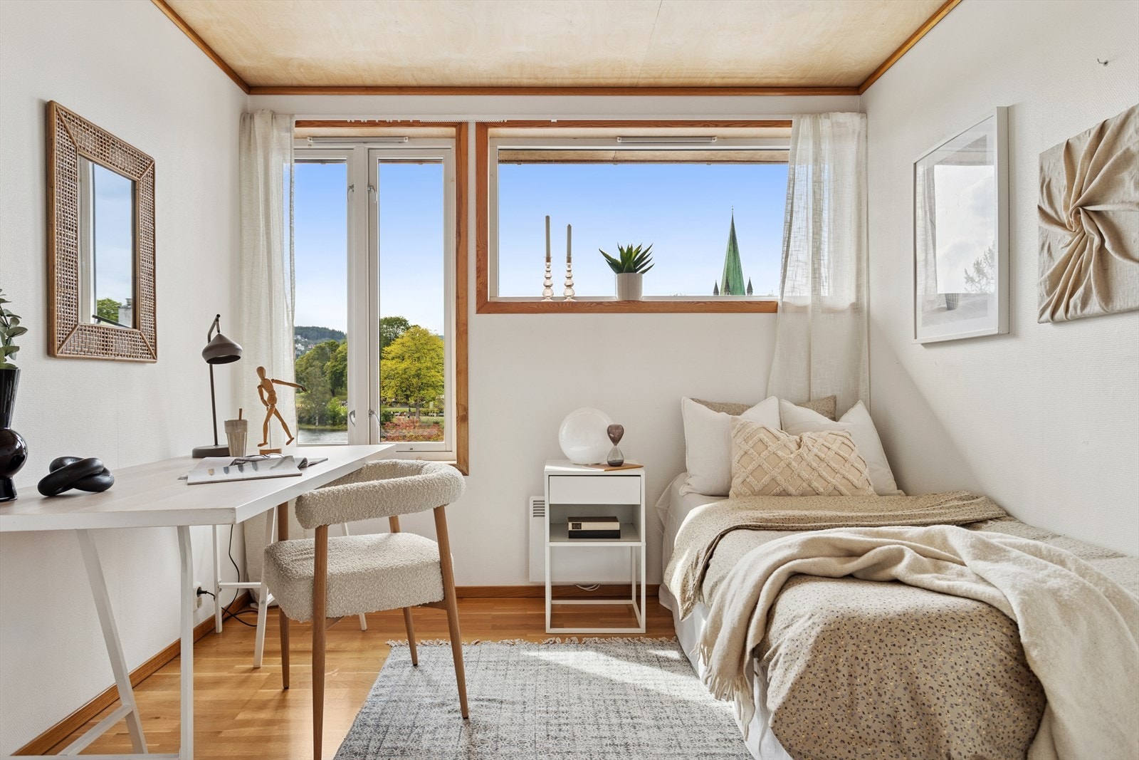 Det andre soverommet har også plass til seng og garderobe/kontorpult å er på 9,1 m². Galleribilde