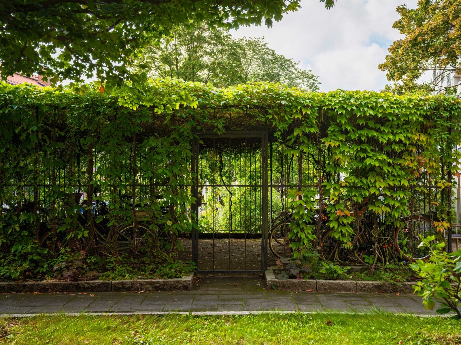 Mulighet for grilling, og et stort, frodig sykkelskur. Galleribilde