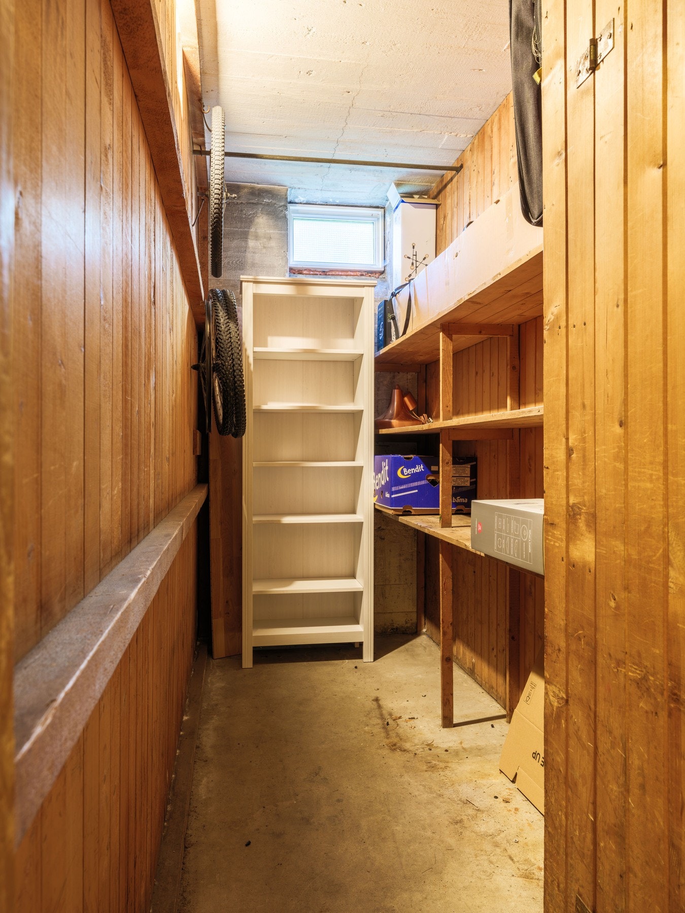 Leiligheten har en kjellerbod på 4,3 m², samt en loftsbod med et gulvareal på 14 m². Galleribilde