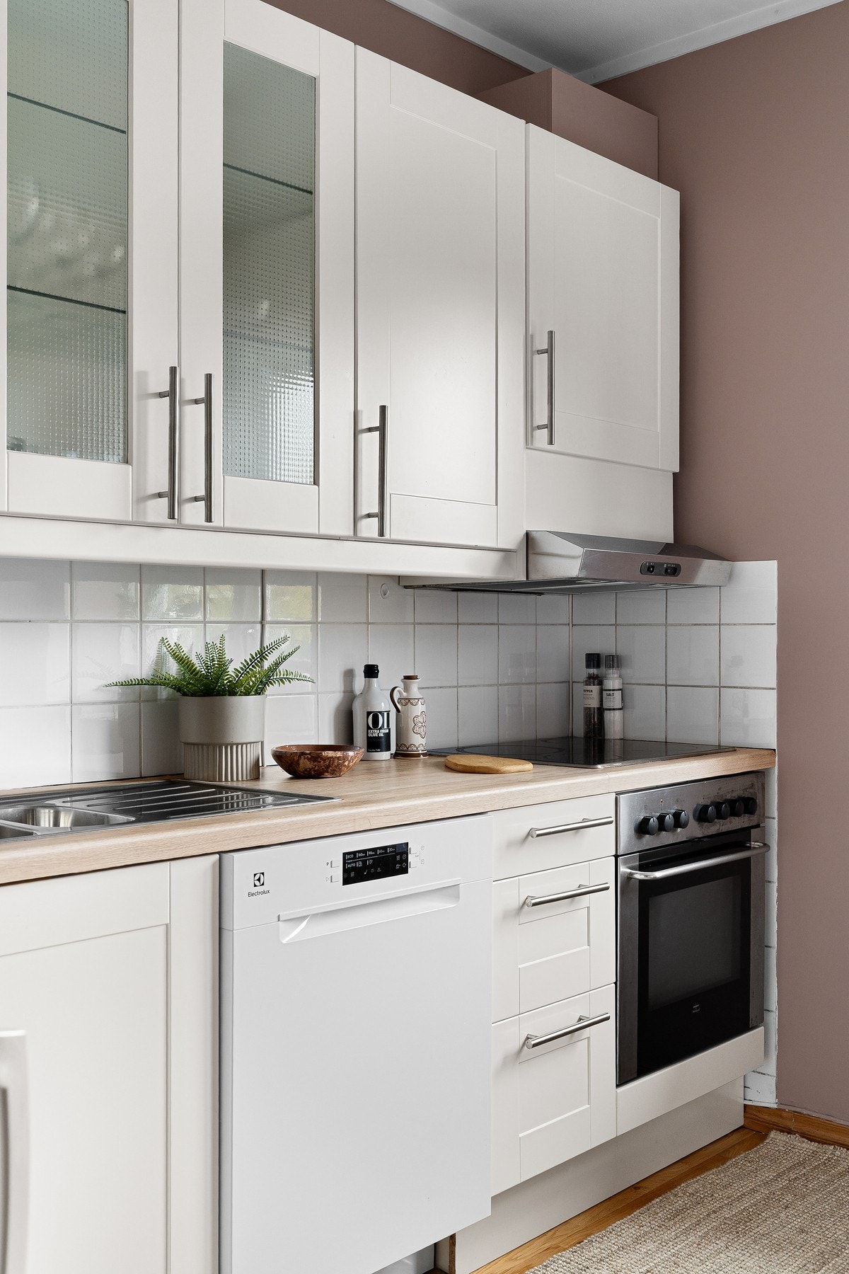Kjøkkenet har en IKEA-innredning med malte fronter og laminat benkeplater. Galleribilde