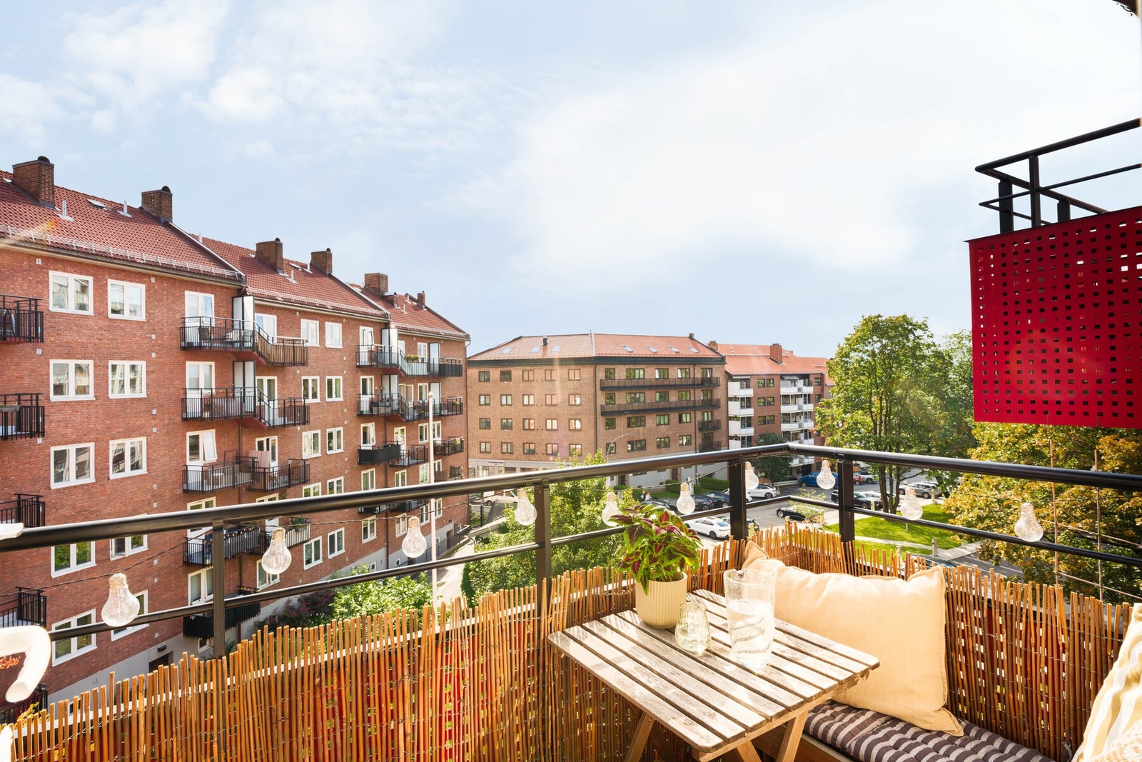 Høytliggende og utvidet balkong med utsikt mot det fineste fellesarealet på Rosenhoff. Galleribilde