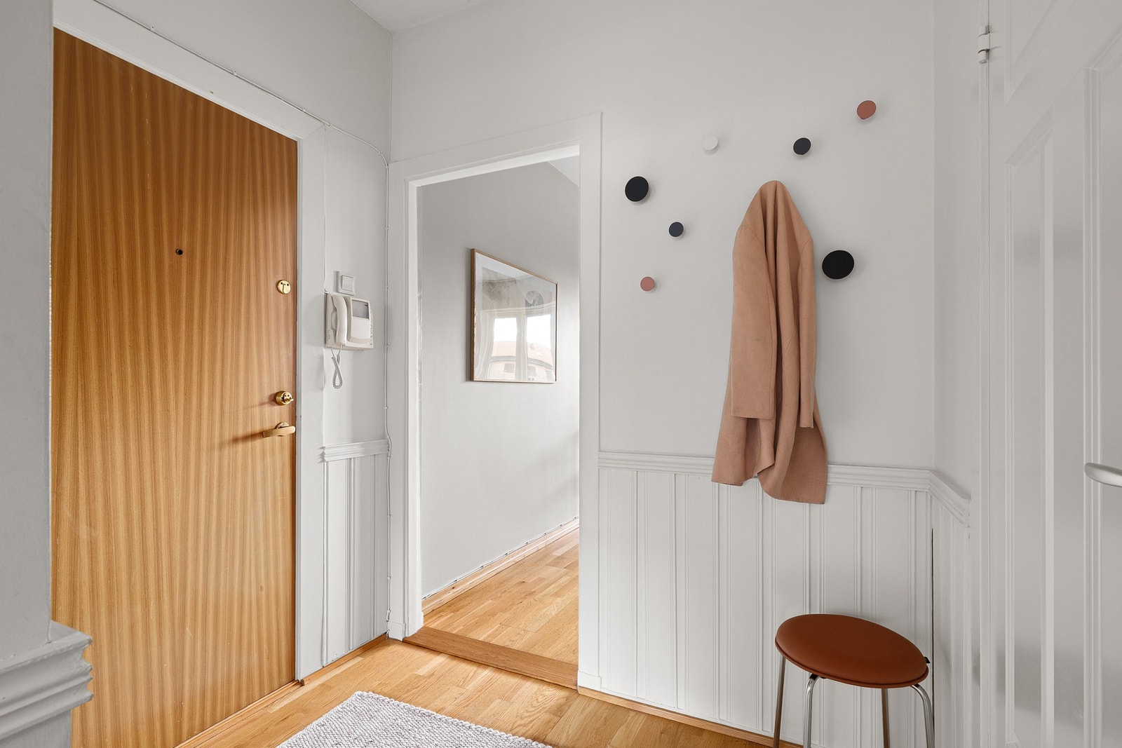 Romslig entré med plass for å henge av seg, samt diverse lagring. Galleribilde
