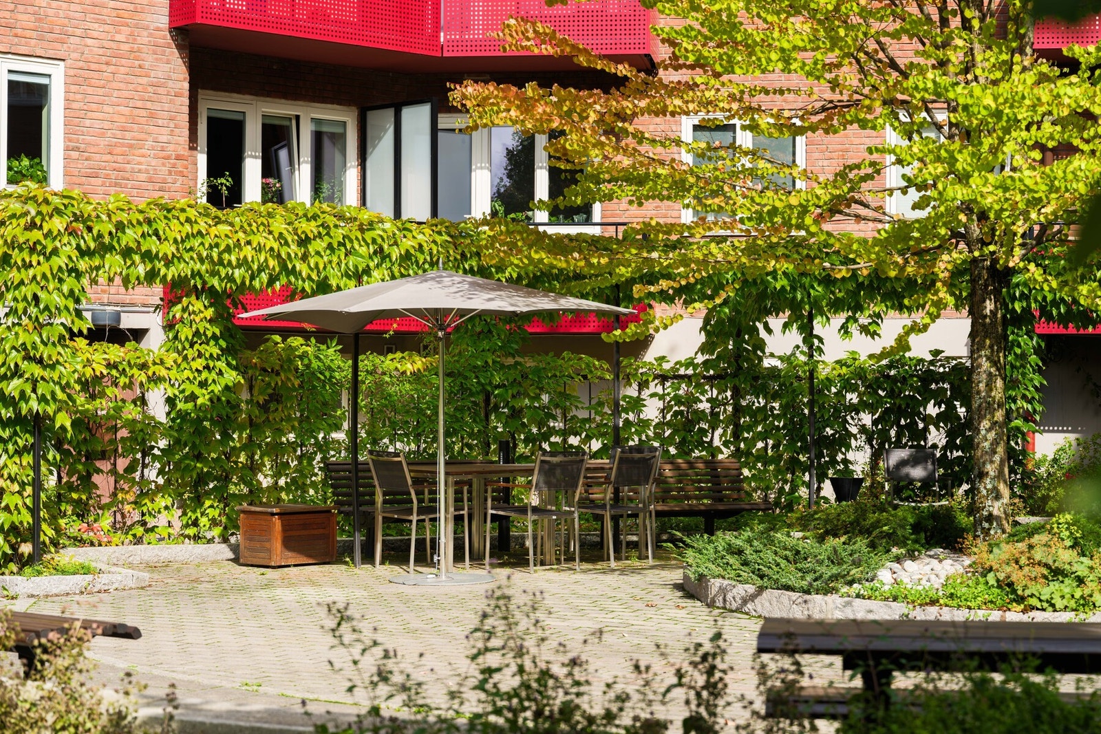 Egne sittegrupper med parasol for solfylte dager. Galleribilde